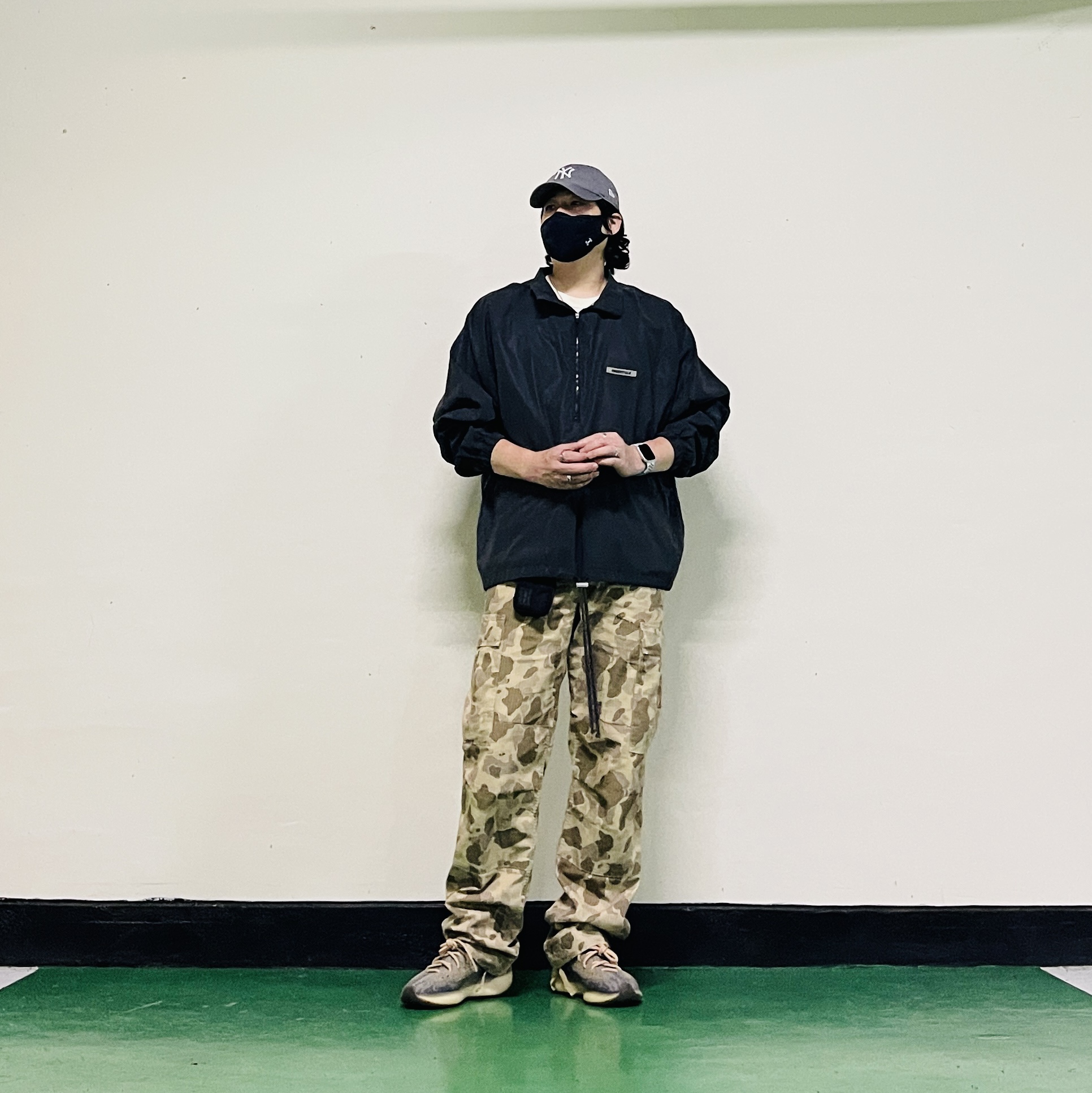 Essentials Track Jacket Black Reflective - 20FW, New Era x MoMA New York Yankees Cap Storm Gray 착용 스타일 - 2