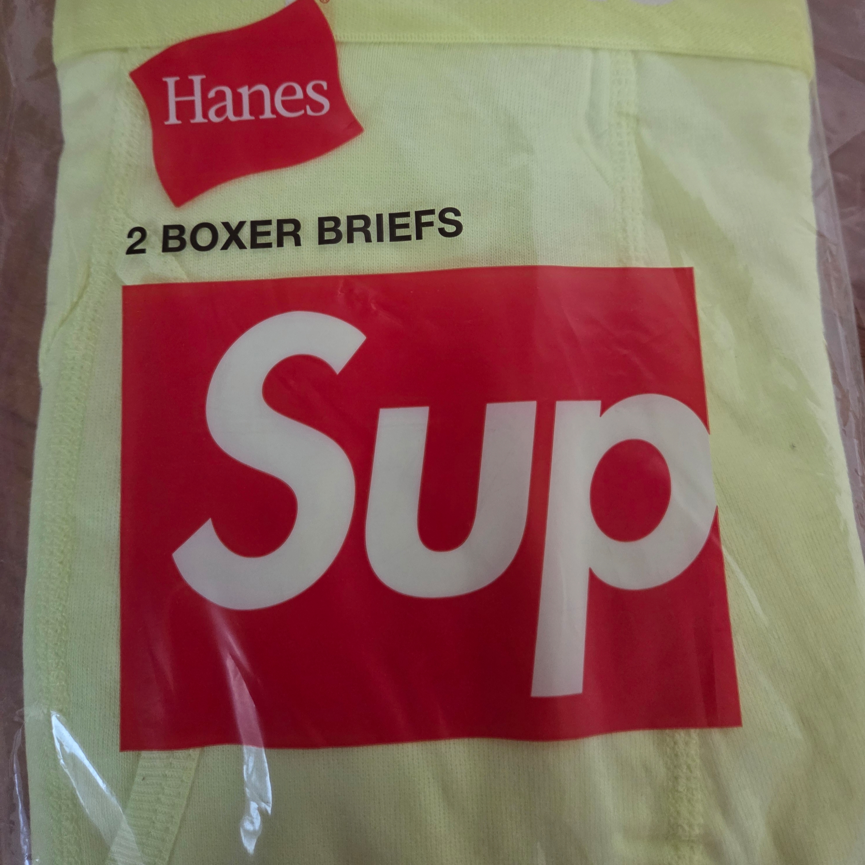 Supreme Hanes Boxer Briefs Fluorescent Yellow (2 Pack) 착용 스타일