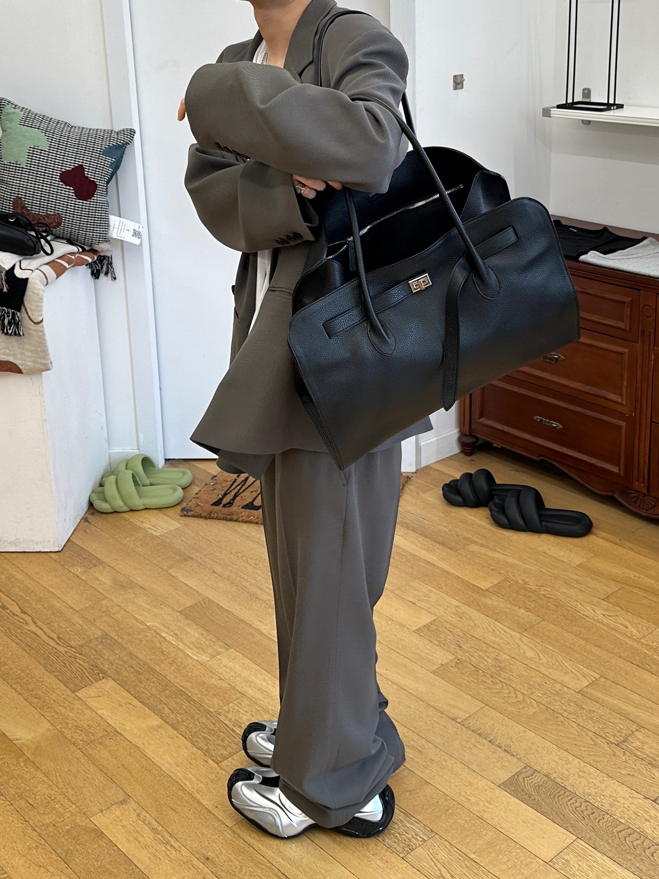 Junne J41 Shoulder Windbreaker Jacket Black, Junne J46 Fleece Zip-up Jacket Grey 착용 스타일 - 3
