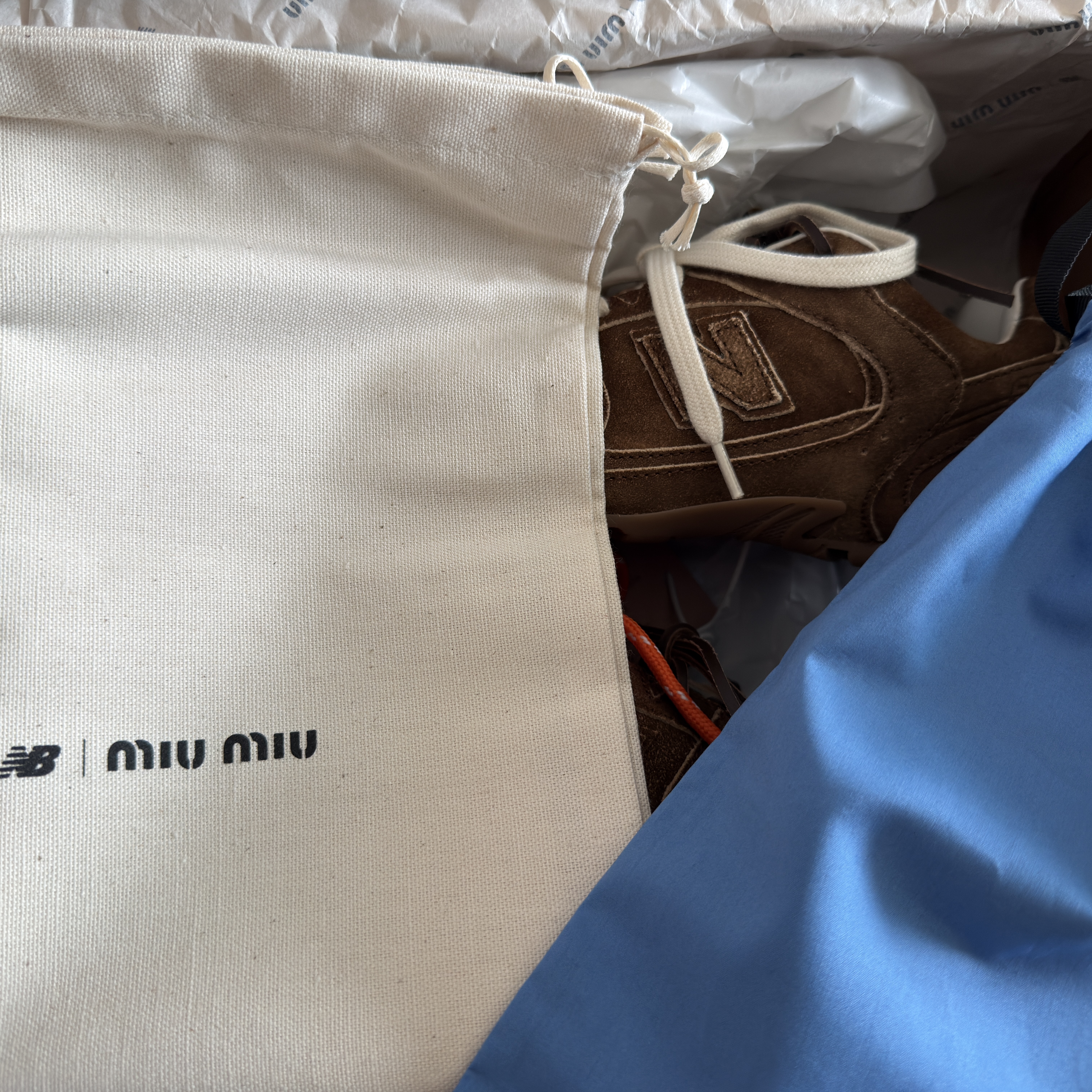 (W) New Balance x Miu Miu 530 Suede Mesh Sneakers Cinnamon 착용 스타일 - 3