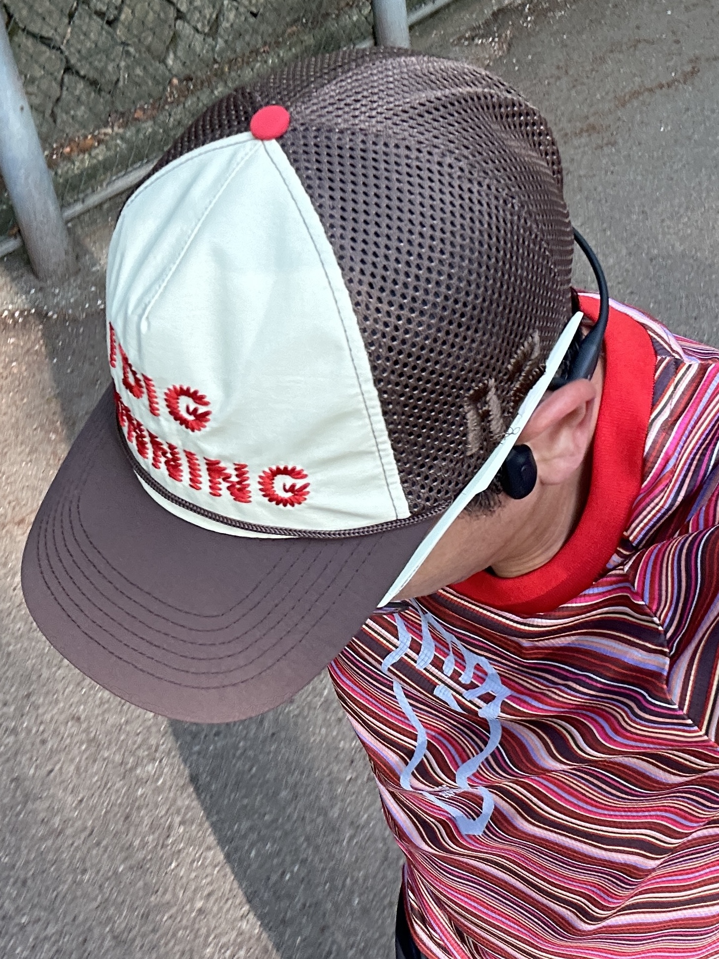 Alex Zono I Dig Running Trucker Hat OG Brown, Alex Zono Marathon Vest Sunset 착용 스타일 - 4