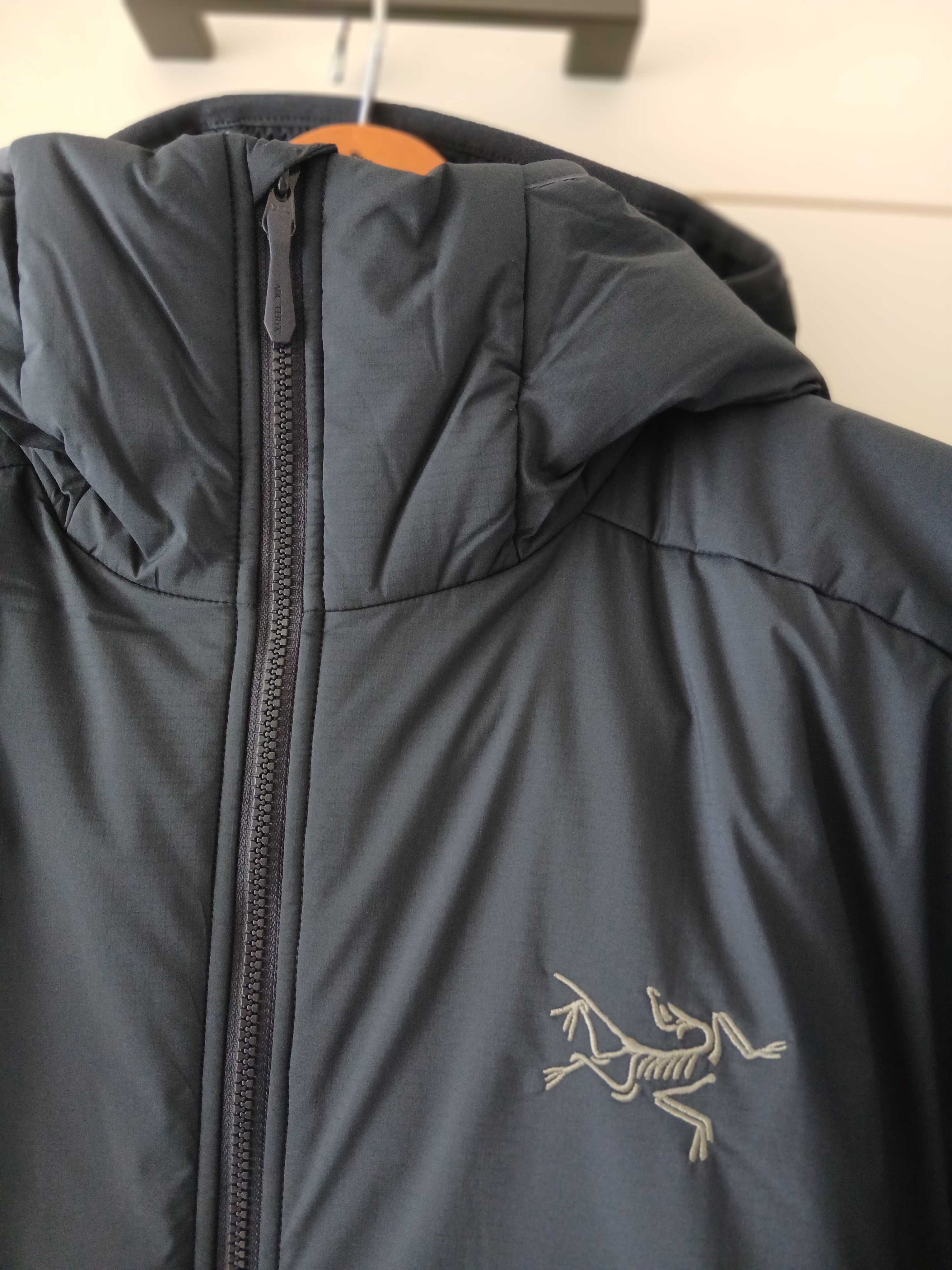 Arc'teryx Atom SV Hoody Black Sapphire 착용 스타일 - 4