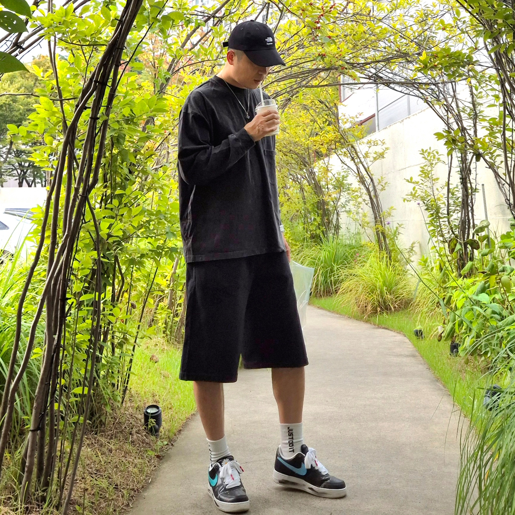 Nike x Peaceminusone Air Force 1 Low Para-Noise 3.0 Black and Multicolor, Nonenon Dice Necklace 착용 스타일 - 4