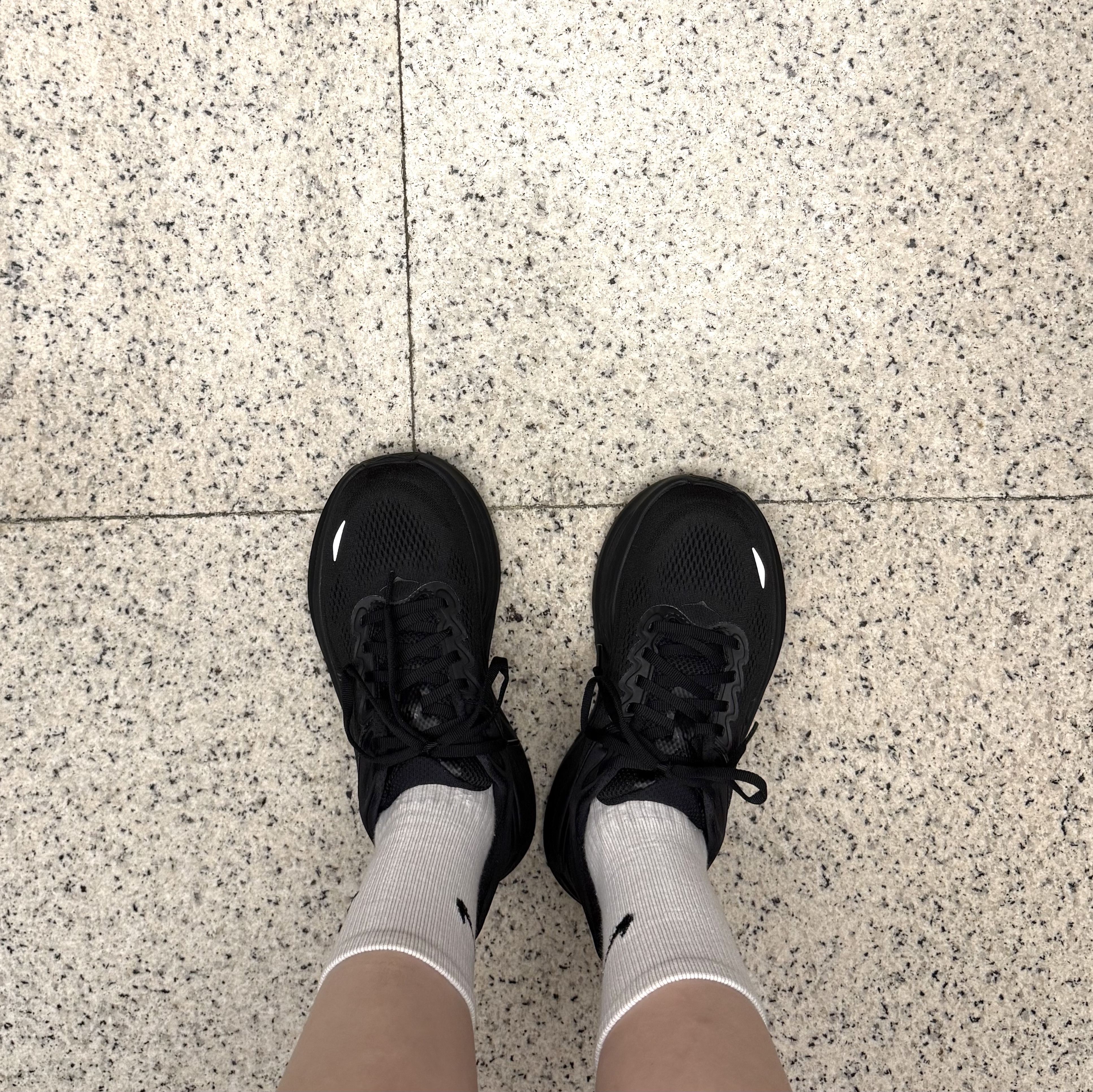 (W) Hoka Bondi 9 Black - Wide 착용 스타일 - 3
