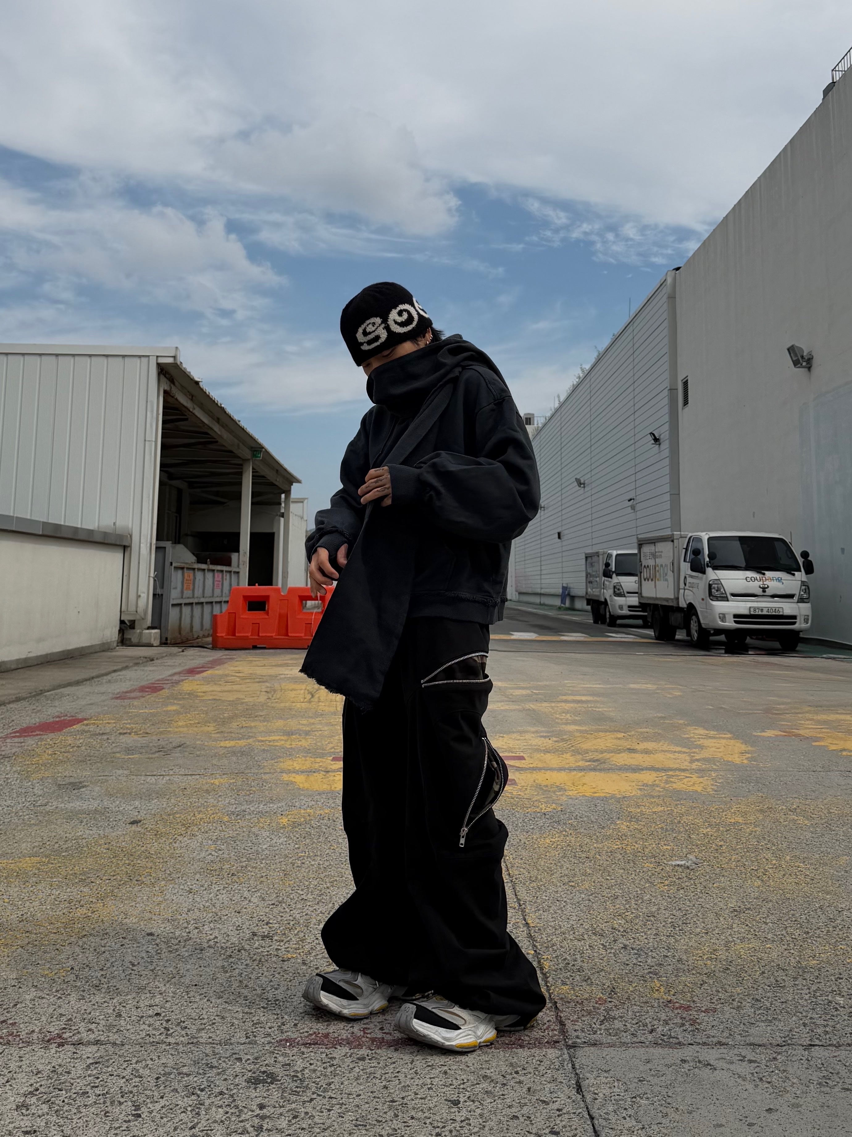 BLR Dyed Raw Edged Hoodie with Linen Muffler Black, [KREAM 단독] ROARINGRAD Zipper Sagging Pants Nylon Ver. Black 착용 스타일 - 1
