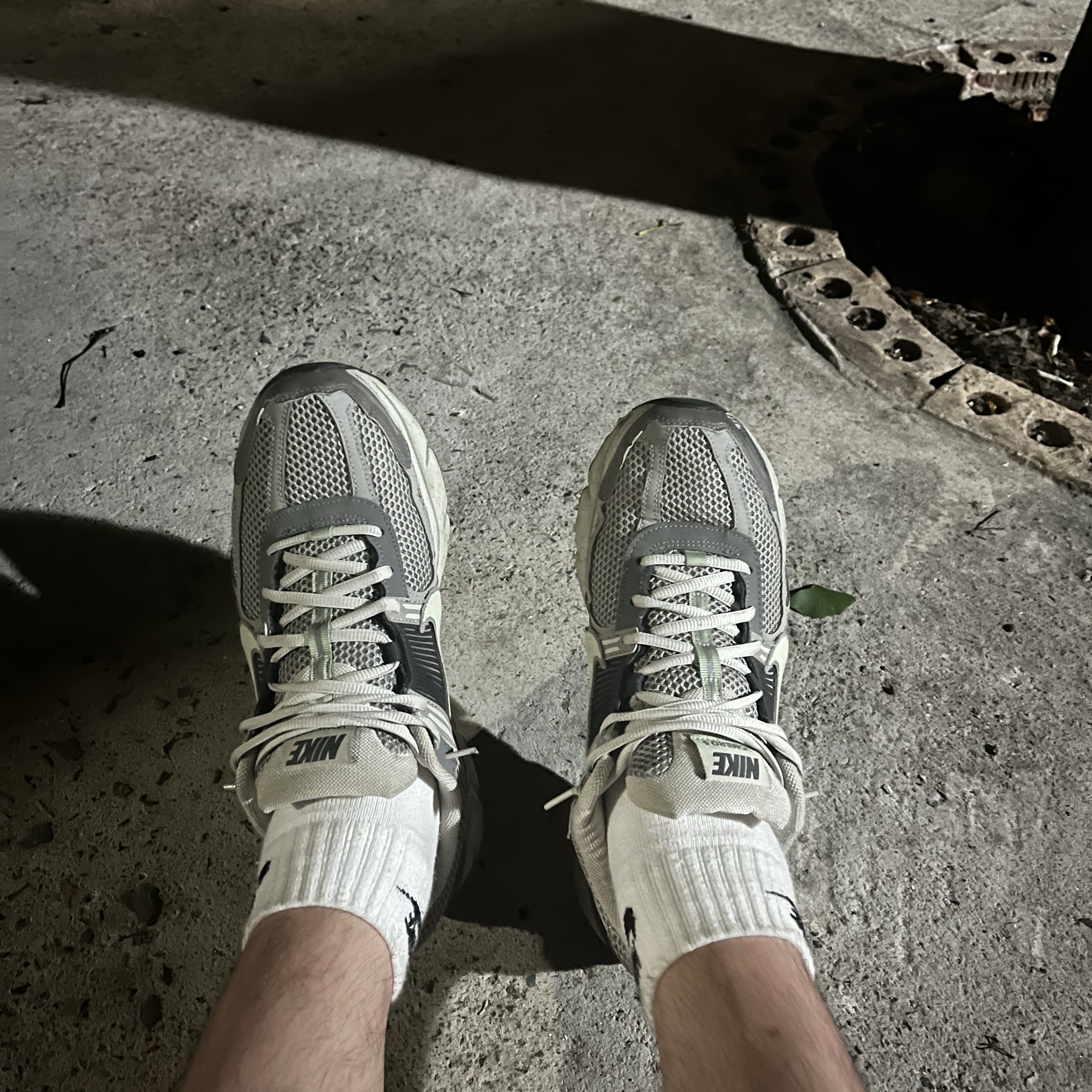 (W) Nike Zoom Vomero 5 Cobblestone and Flat Pewter 착용 스타일