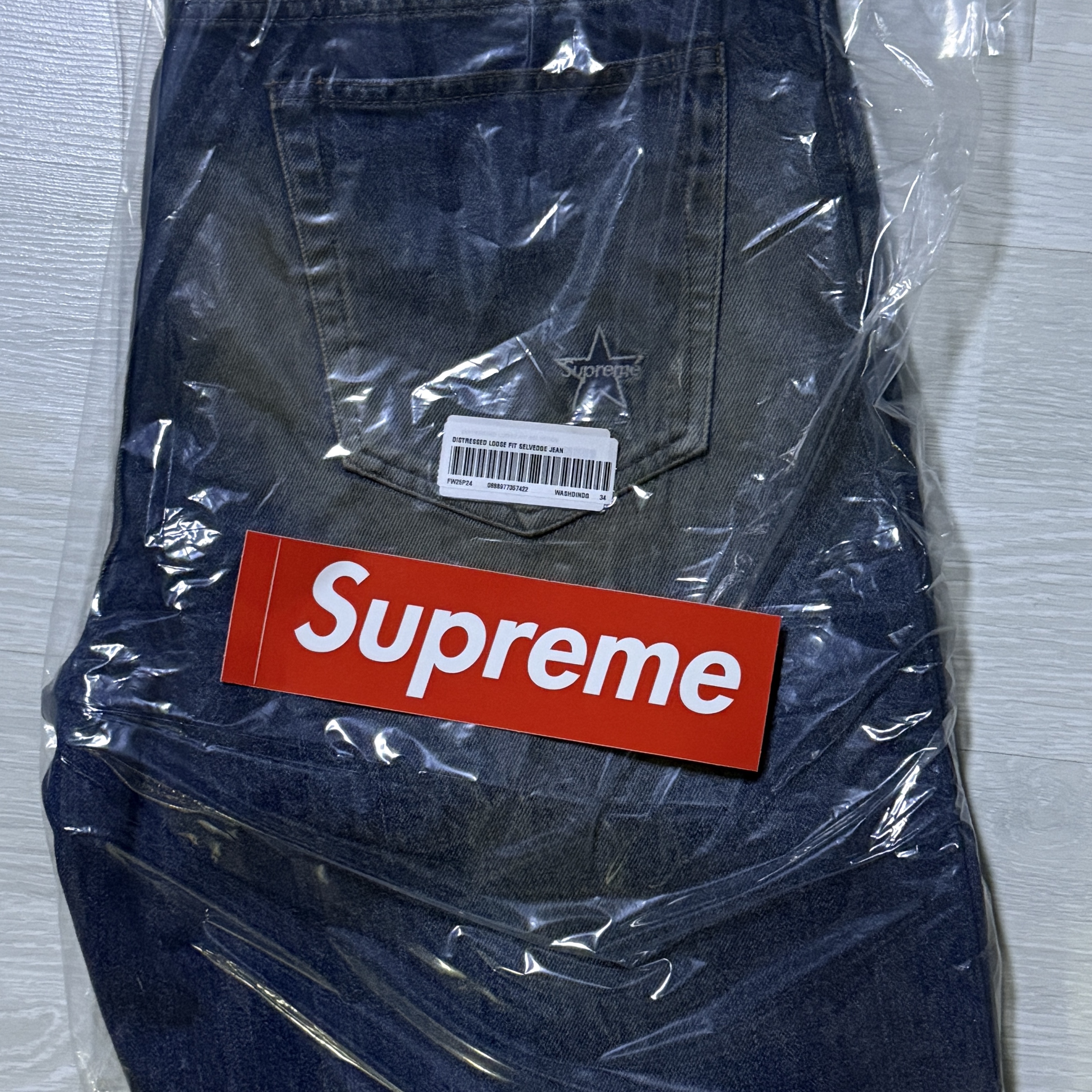 Supreme Distressed Loose Fit Selvedge Jean Washed Indigo - 25FW 착용 스타일 - 1