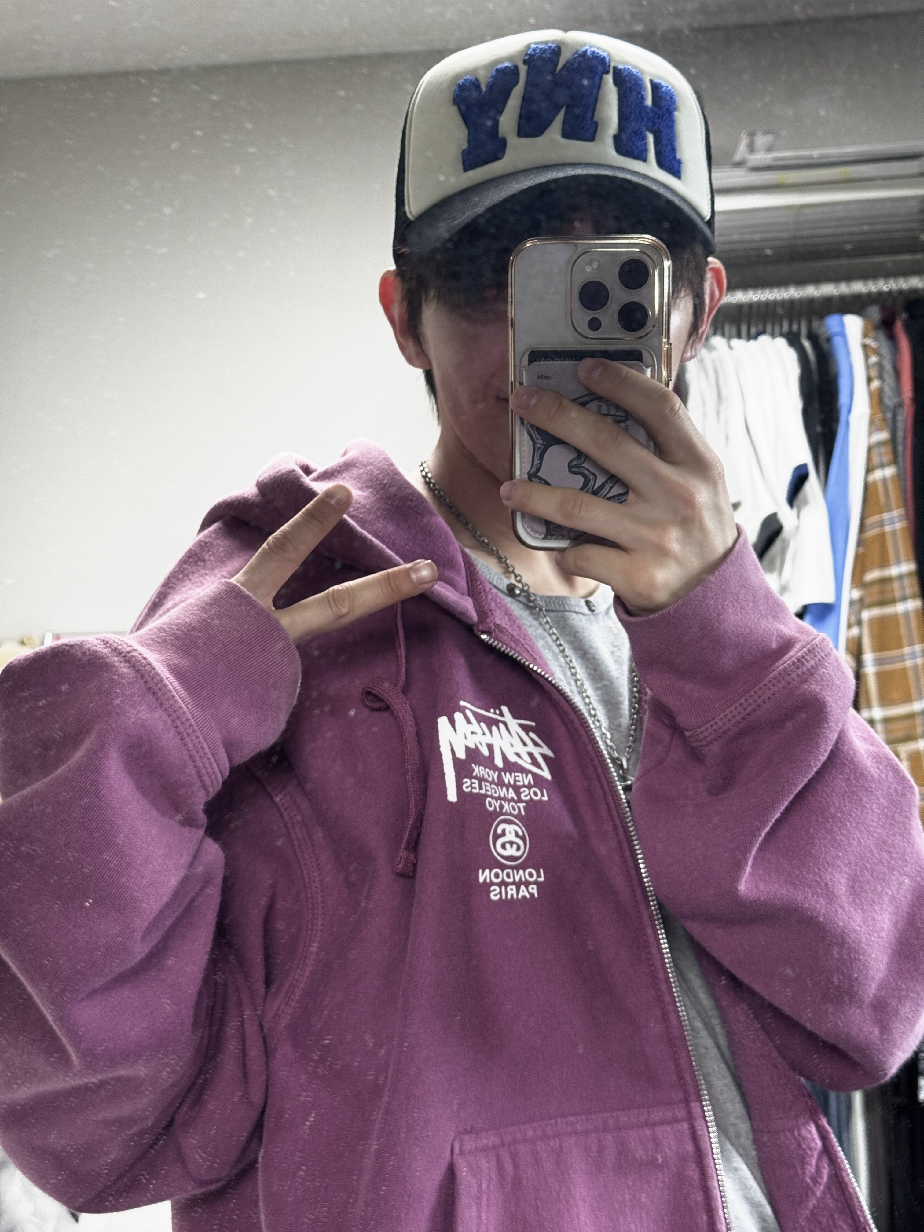 Stussy World Tour Zip Hoodie Berry 2024, Honey Scoop House HNY Logo Trucker Cap Black 착용 스타일 - 4