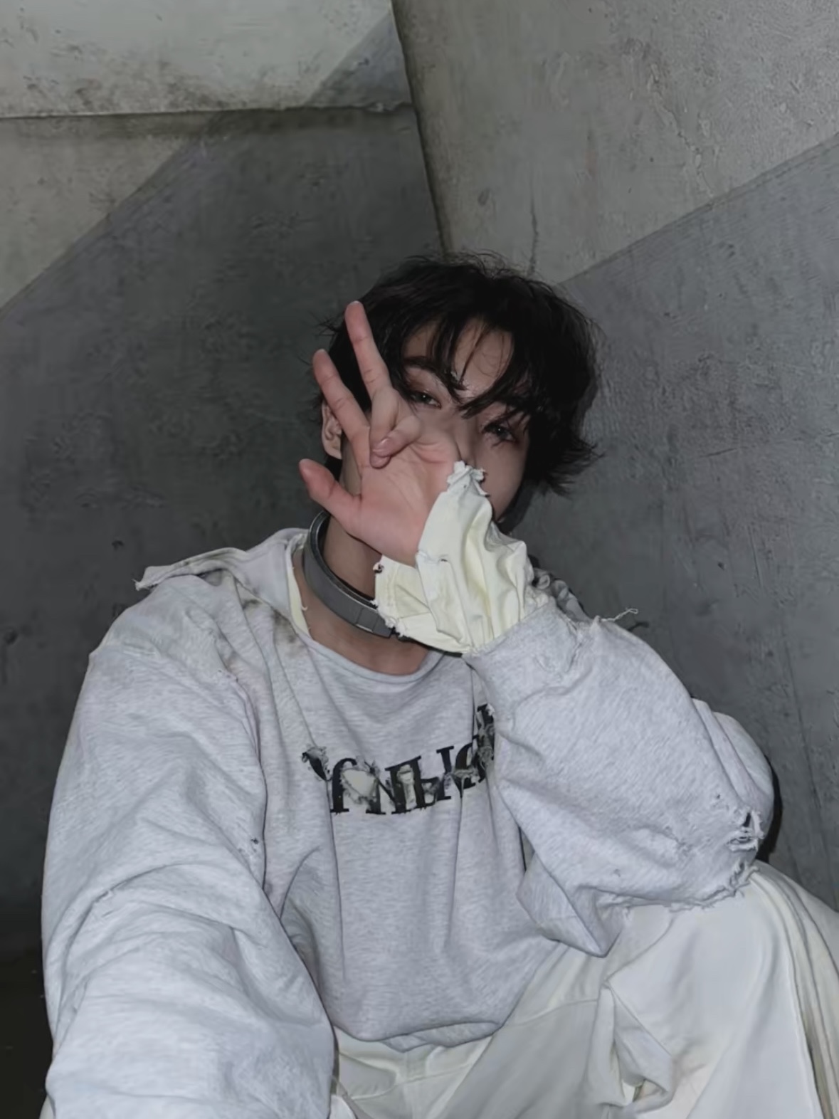 Yeezy x Gosha Rubchinskiy YZY Black Dogs Hoodie Heather Grey 착용 스타일