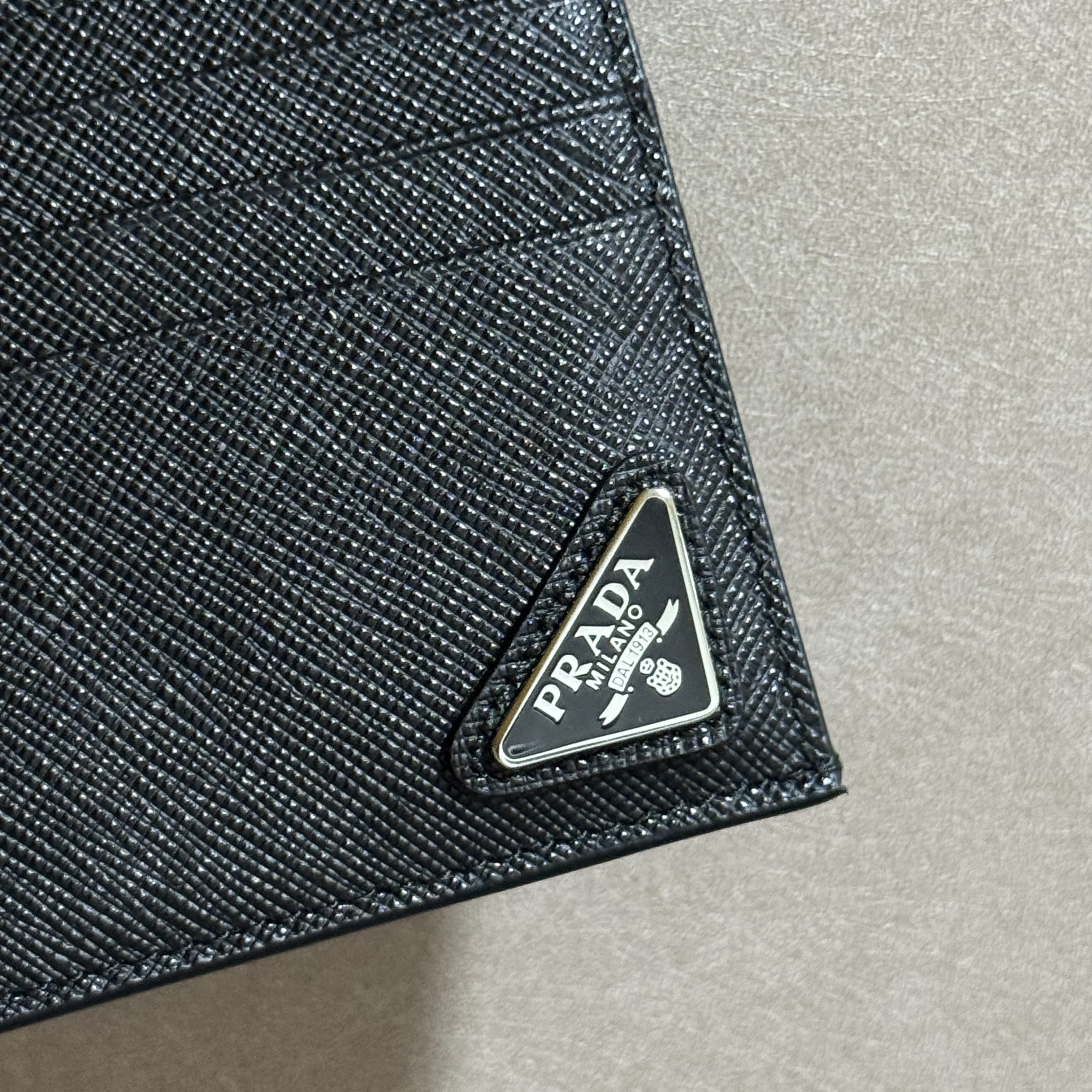 Prada Saffiano Leather Card Holder Black 착용 스타일
