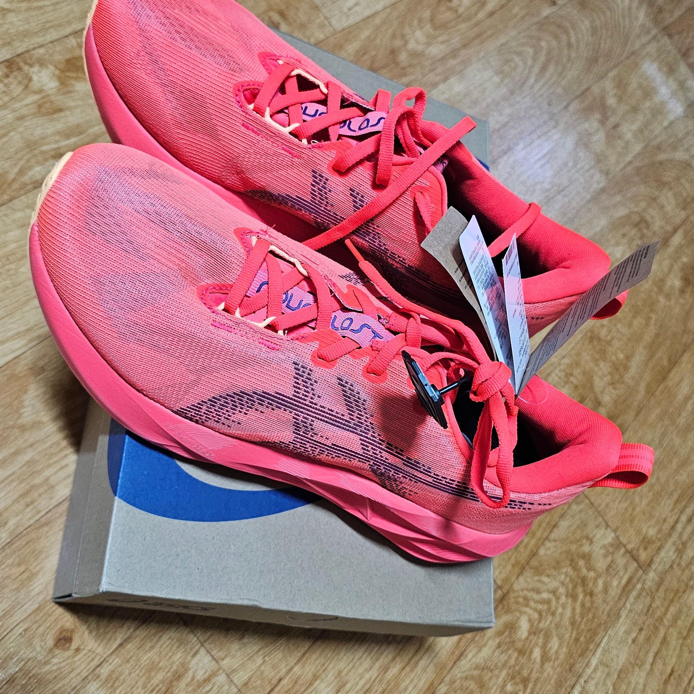 Asics Novablast 5 Flash Red Edo Purple 착용 스타일 - 1