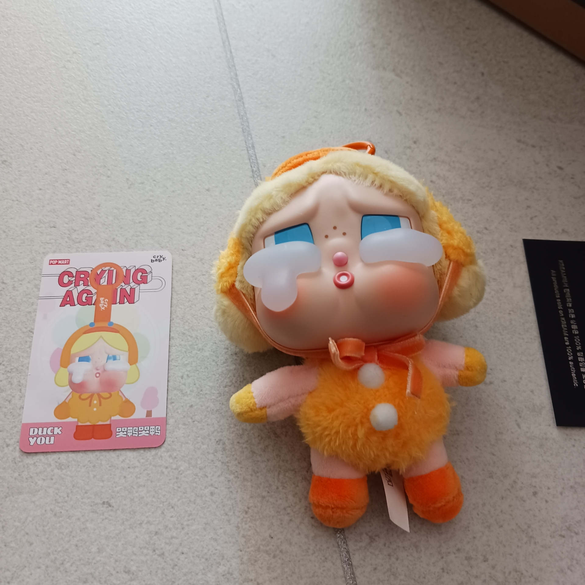 Pop Mart Crybaby Crying Again Series Plush Keyring Sealed Case (1 Blind Box) 착용 스타일