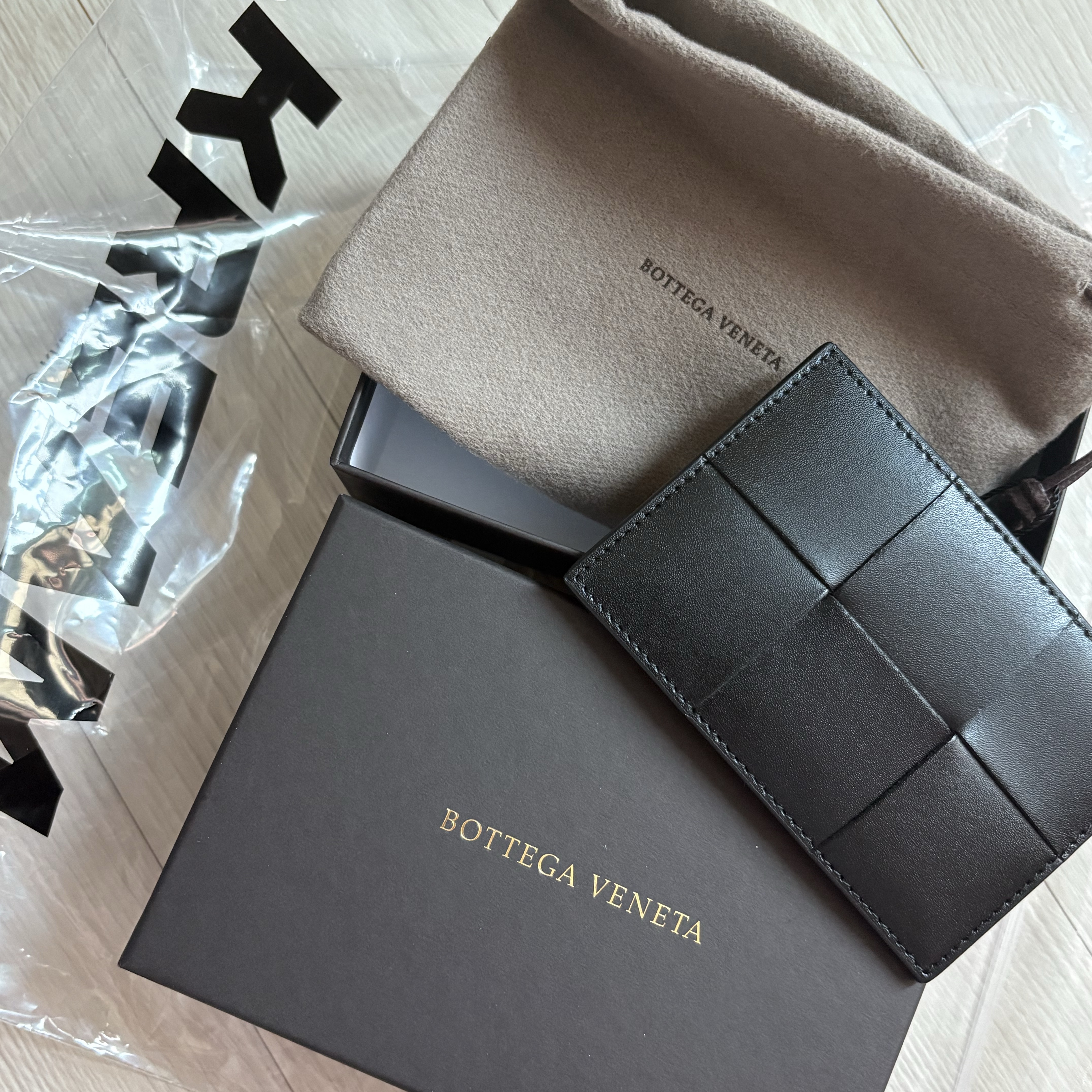 Bottega Veneta Credit Card Case Calfskin Black 착용 스타일