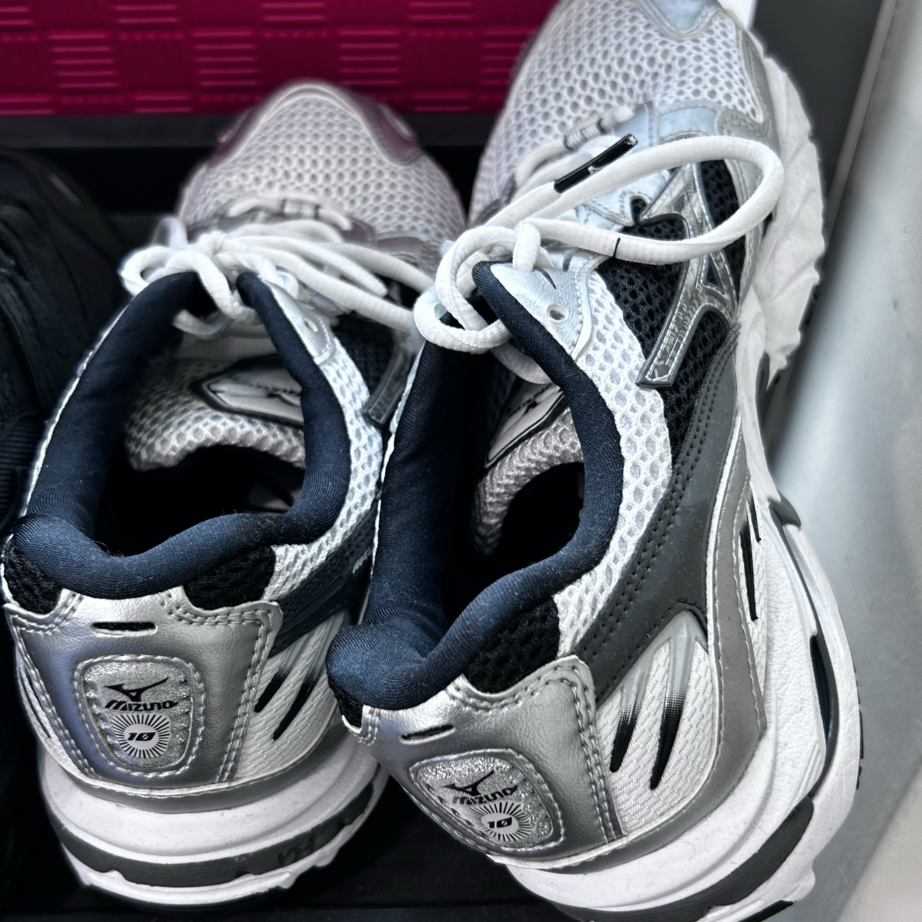Mizuno Wave Rider 10 Black Silver 착용 스타일
