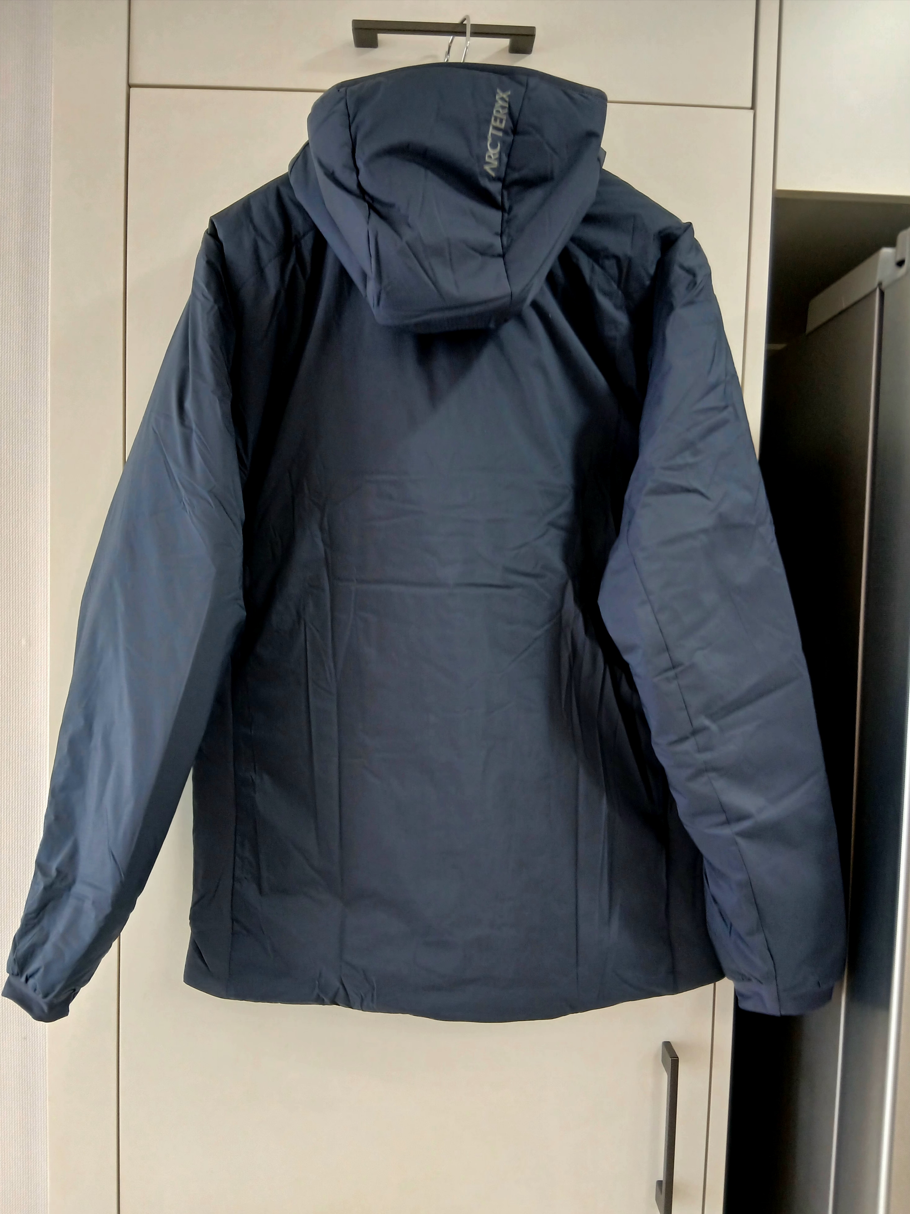 Arc'teryx Atom SV Hoody Black Sapphire 착용 스타일 - 2