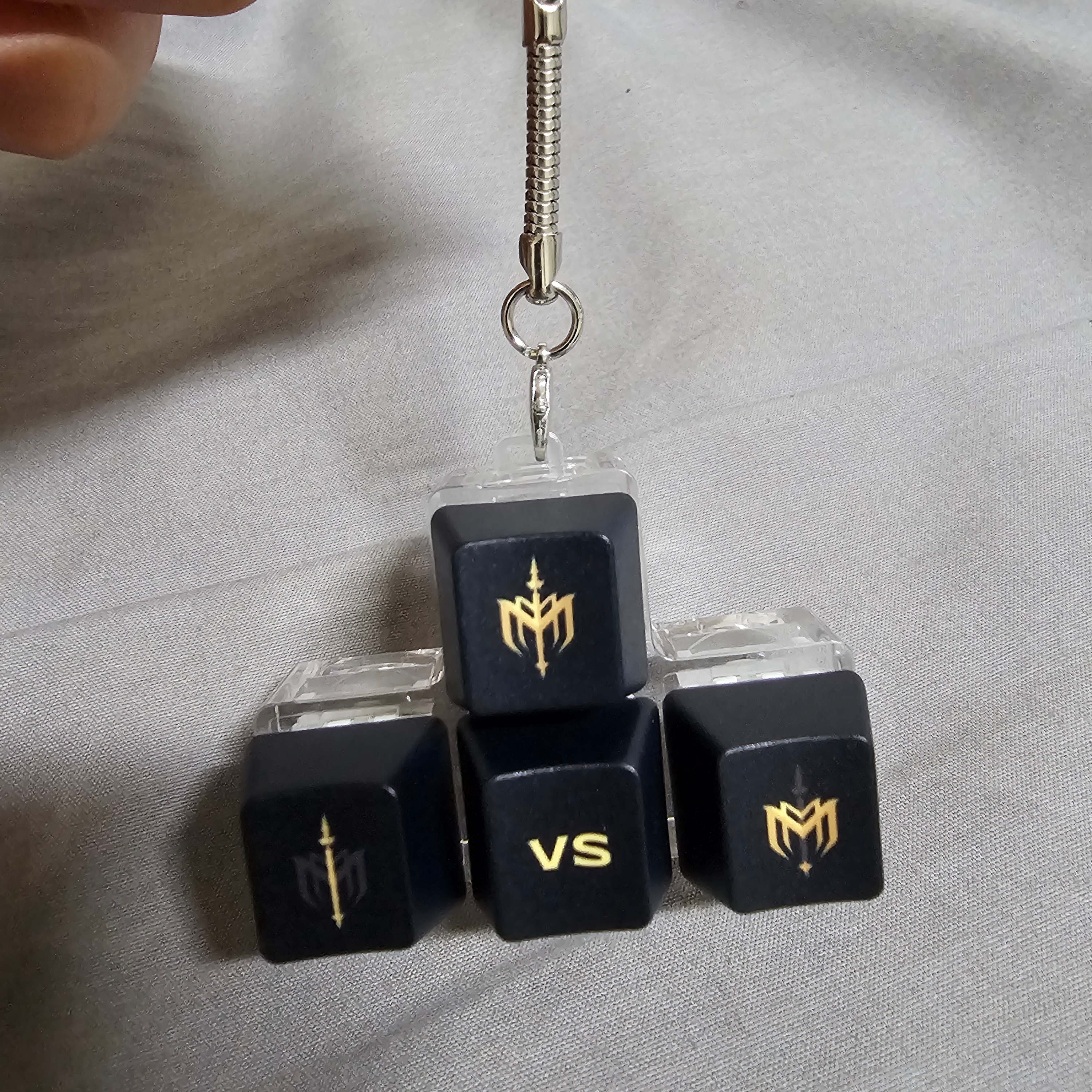 Keycap keyring Black 착용 스타일