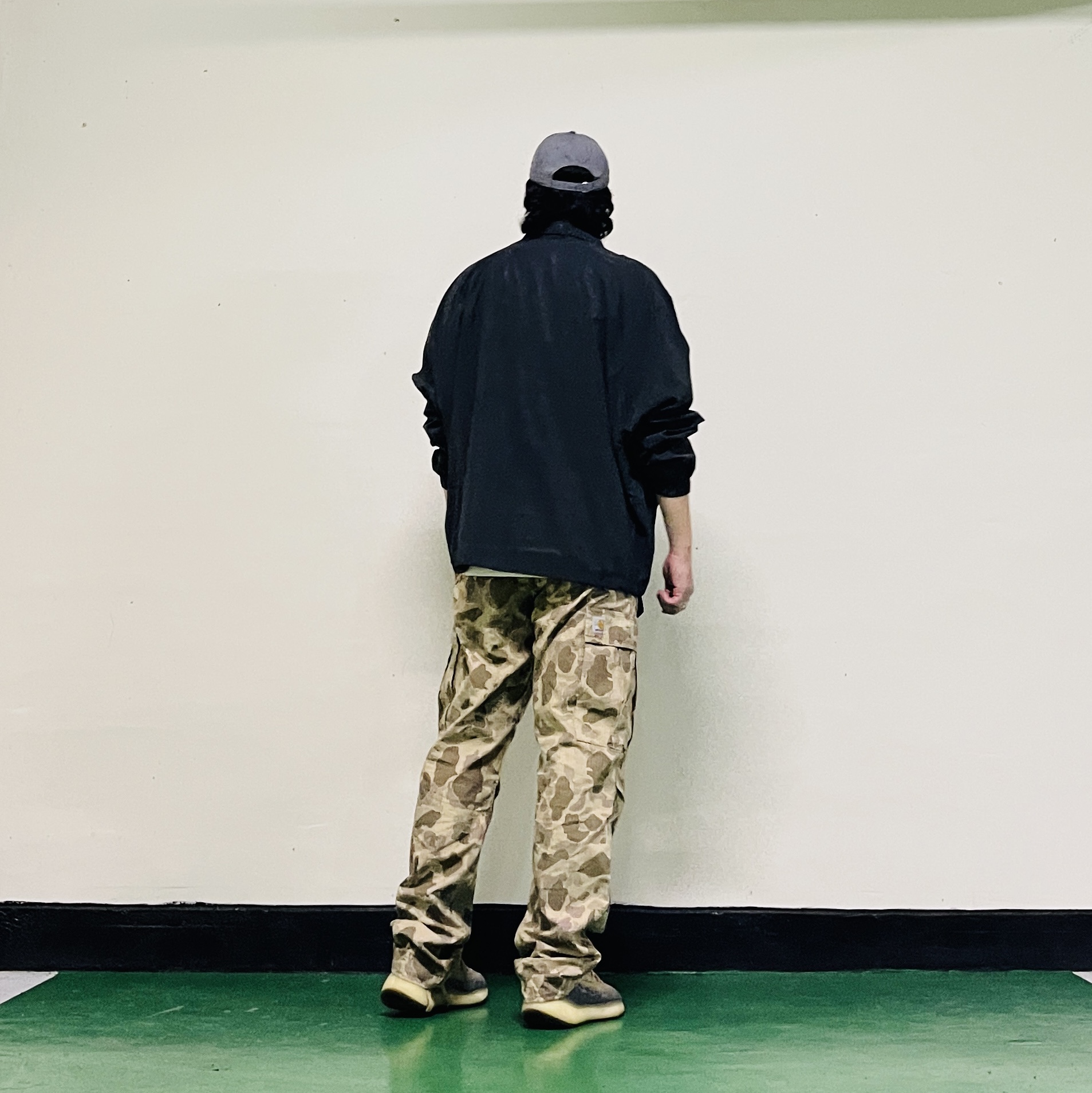 Essentials Track Jacket Black Reflective - 20FW, New Era x MoMA New York Yankees Cap Storm Gray 착용 스타일 - 5