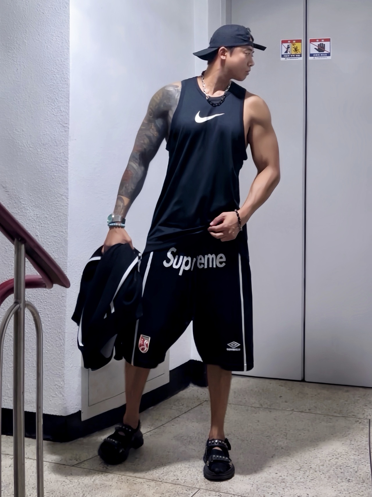 Supreme Bandana Camp Cap Tan - 21SS, Jordan x Travis Scott Shorts Light Iron Ore - US/EU 착용 스타일 - 3