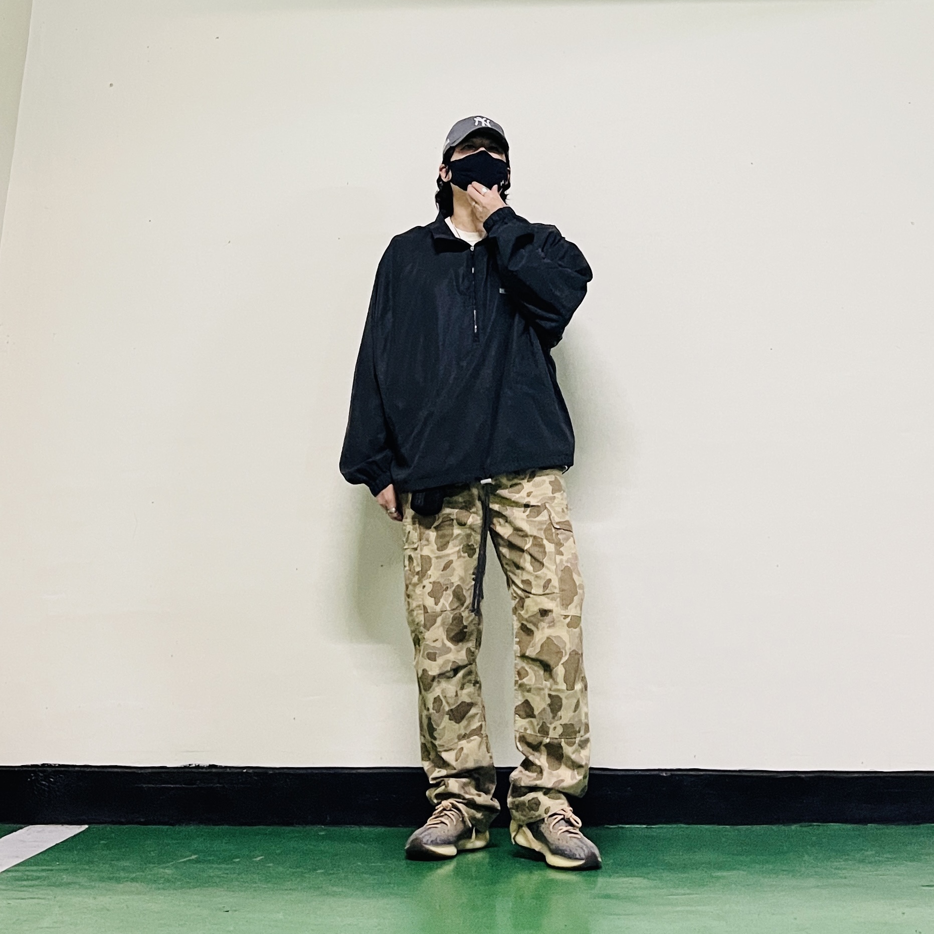 Essentials Track Jacket Black Reflective - 20FW, New Era x MoMA New York Yankees Cap Storm Gray 착용 스타일 - 1