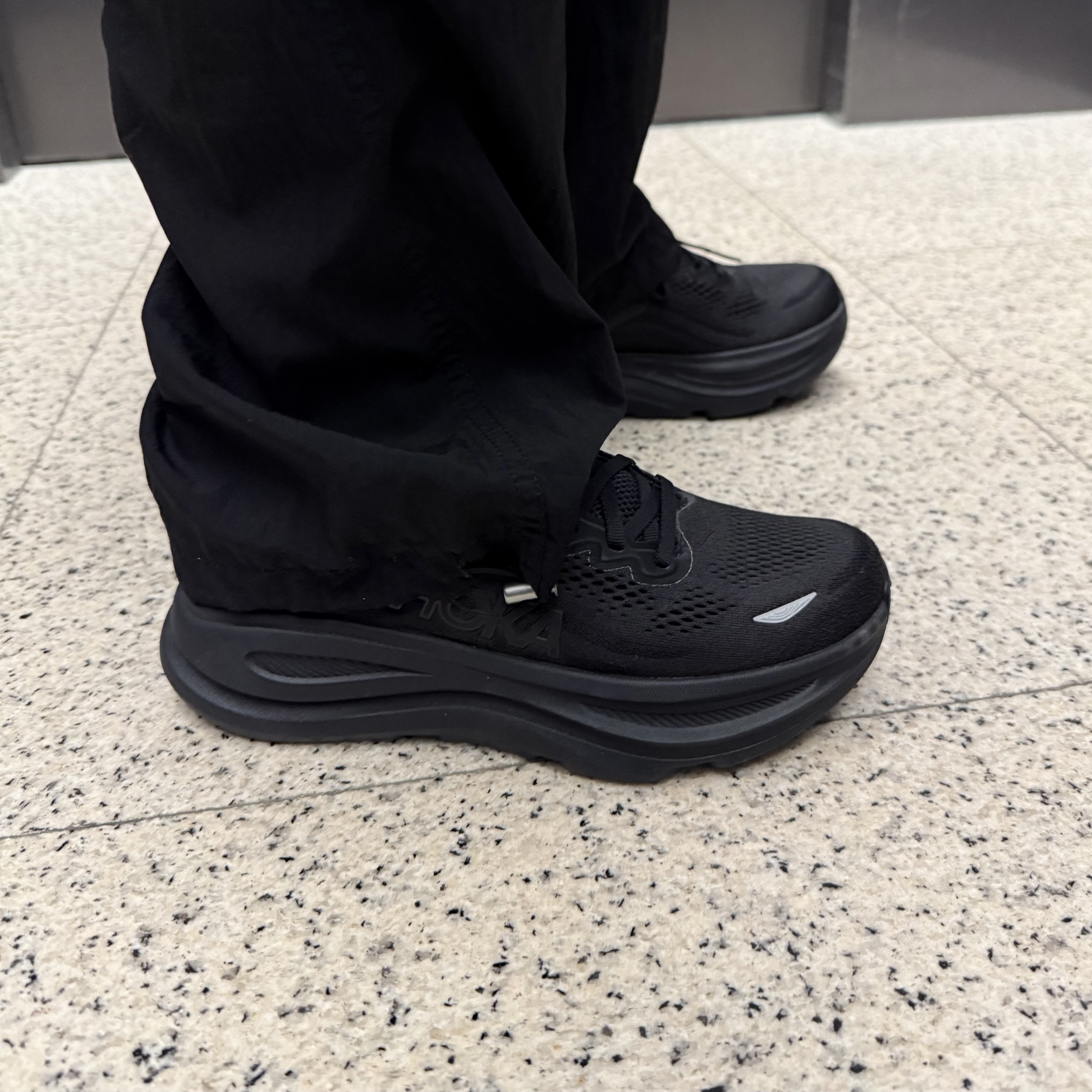 (W) Hoka Bondi 9 Black - Wide 착용 스타일 - 2