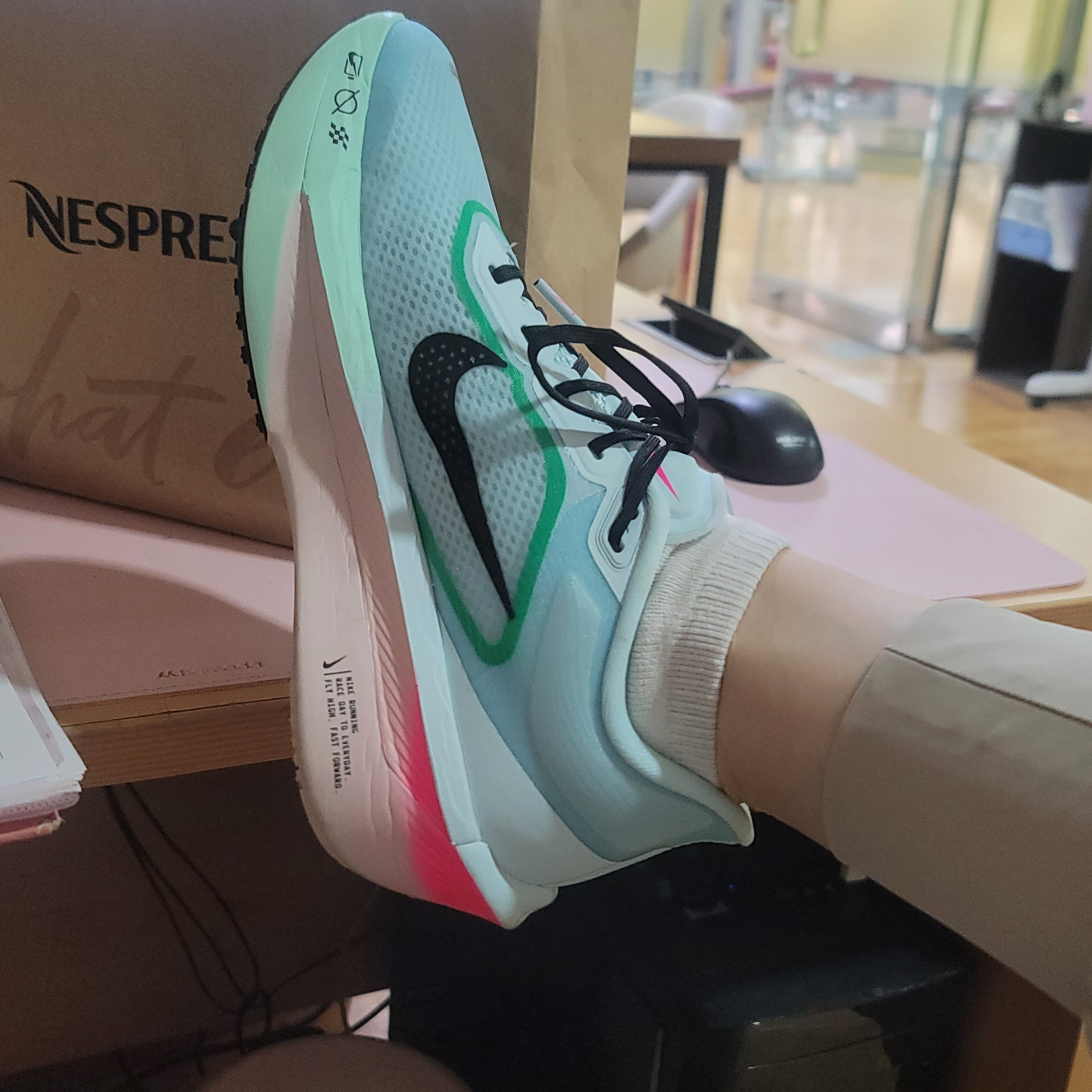 Nike Zoom Fly 6 Glacier Ice Hyper Pink 착용 스타일
