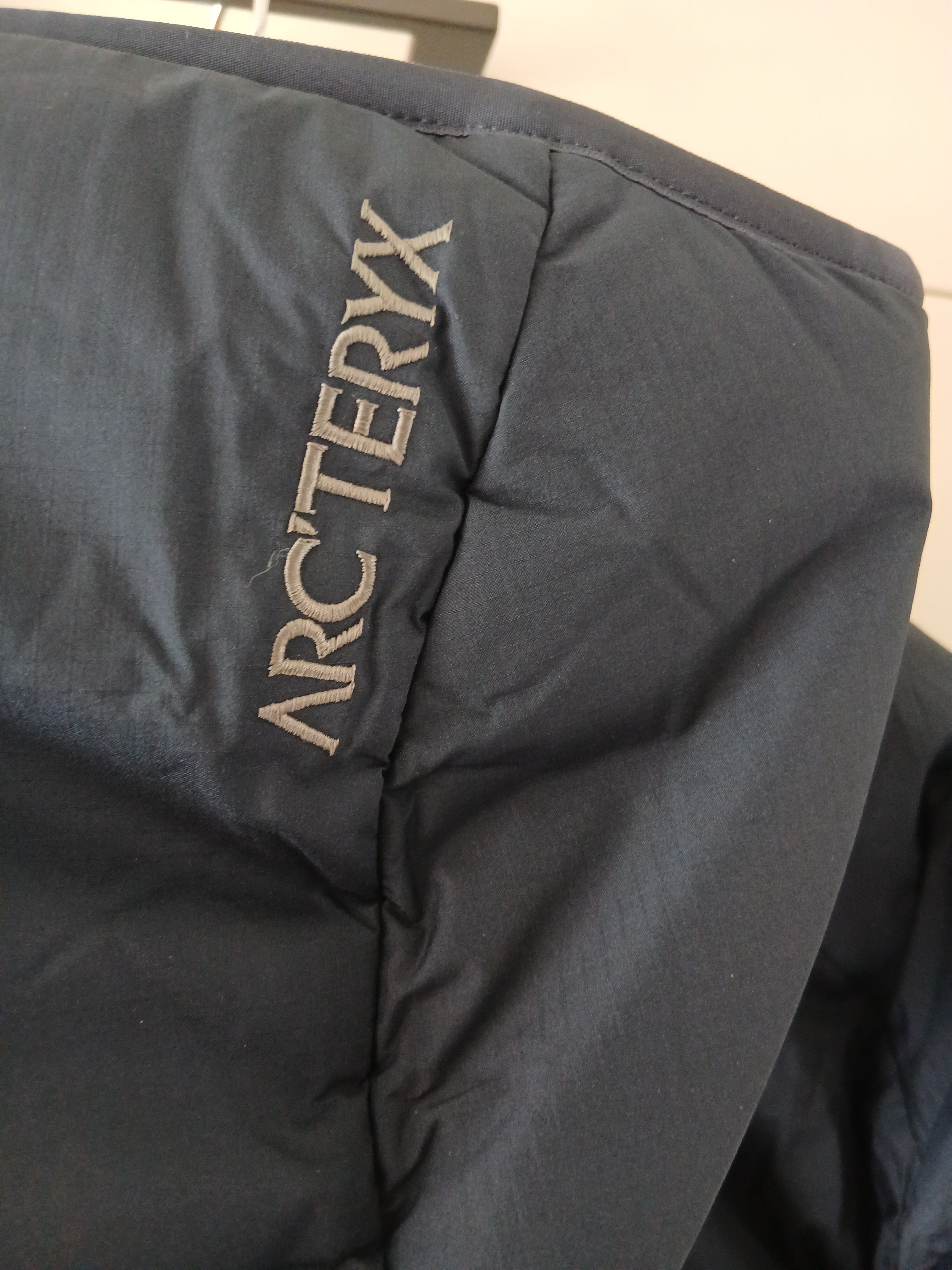 Arc'teryx Atom SV Hoody Black Sapphire 착용 스타일 - 5