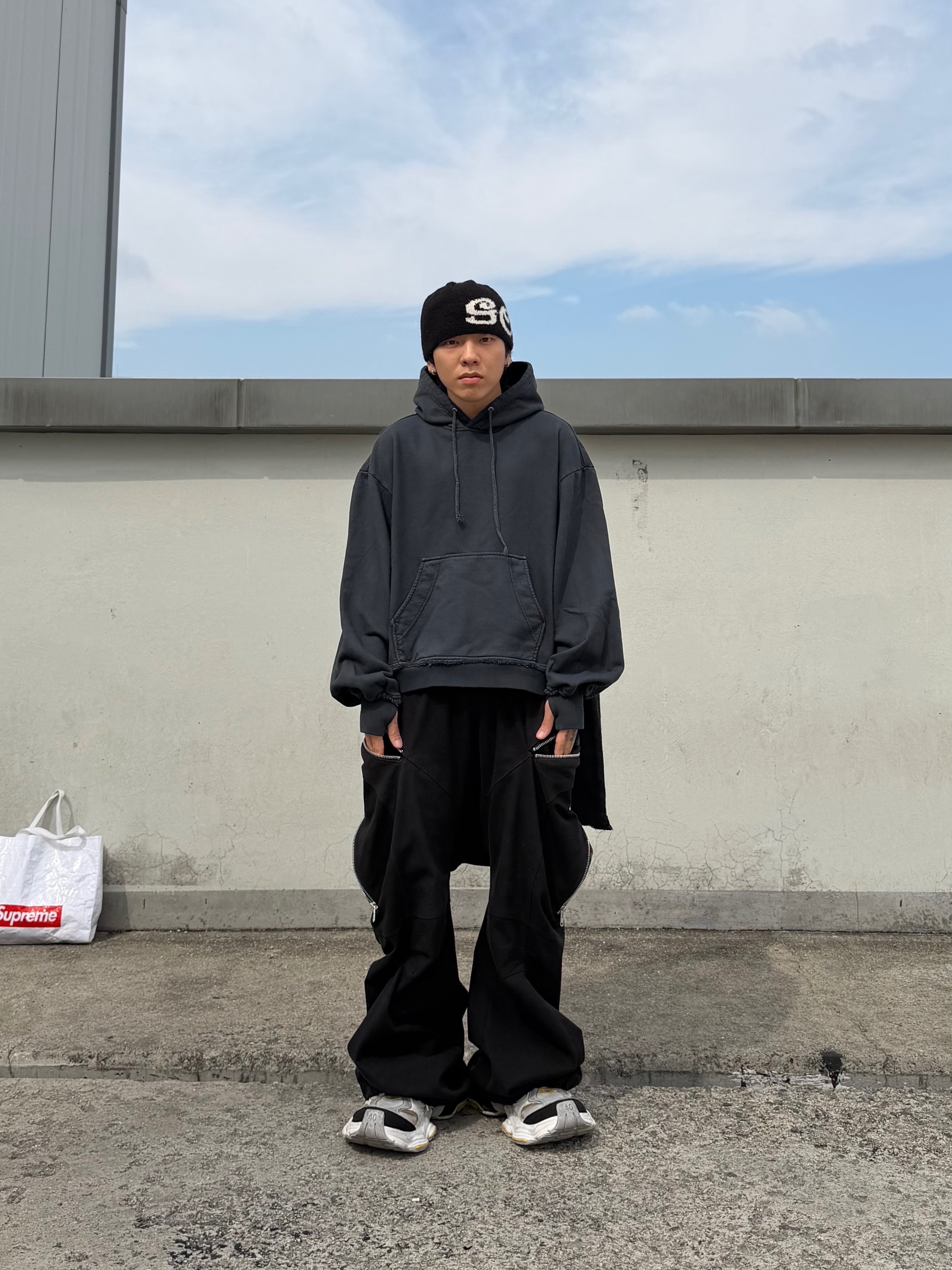 BLR Dyed Raw Edged Hoodie with Linen Muffler Black, [KREAM 단독] ROARINGRAD Zipper Sagging Pants Nylon Ver. Black 착용 스타일 - 5