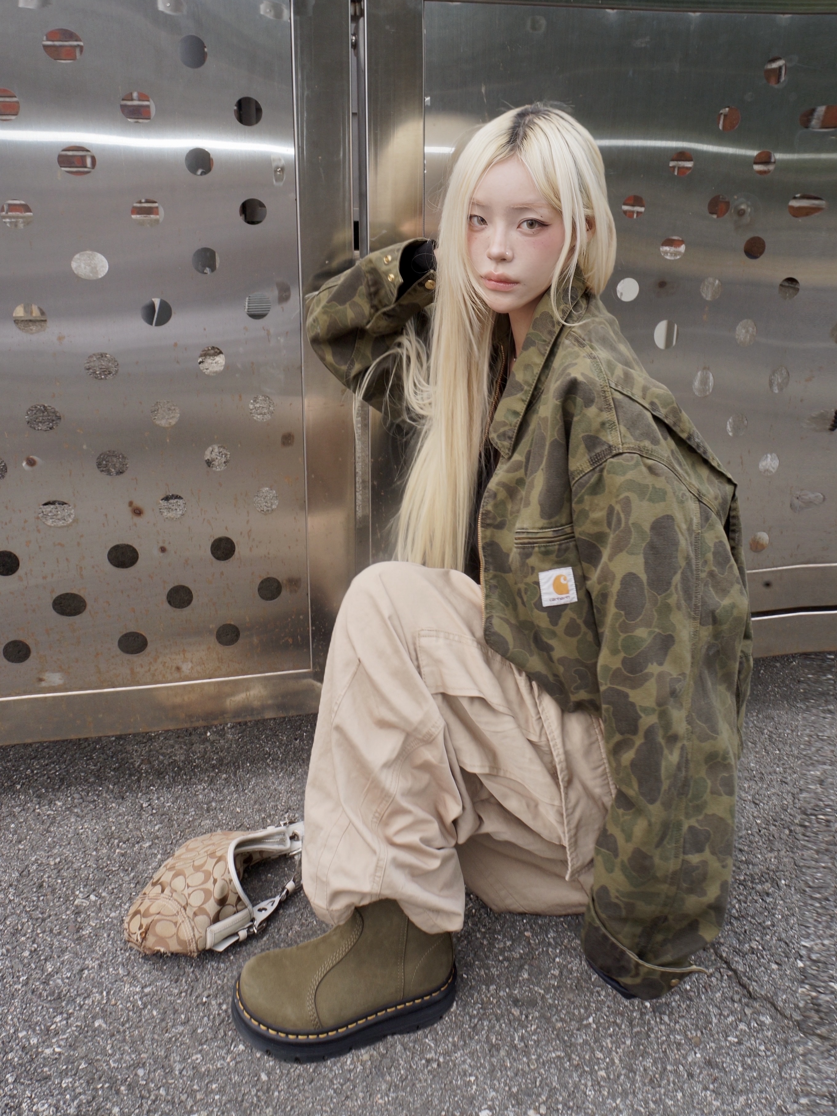 (W) Dr. Martens Zebzag Rigger Leather Boots DMS Olive 착용 스타일 - 1