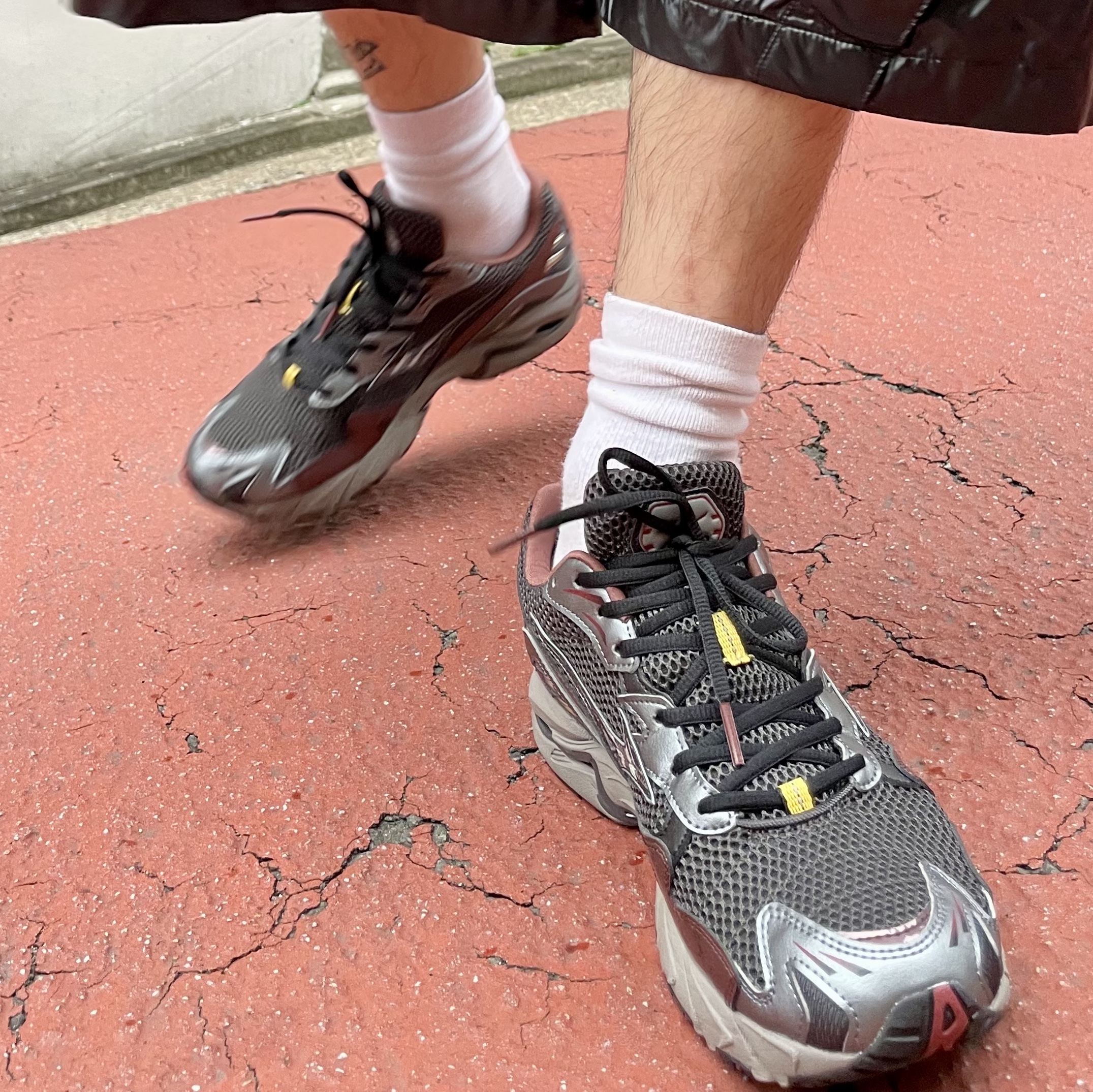 Mizuno Wave Rider 10 Black Sand Black Chicory Coffee 착용 스타일 - 2