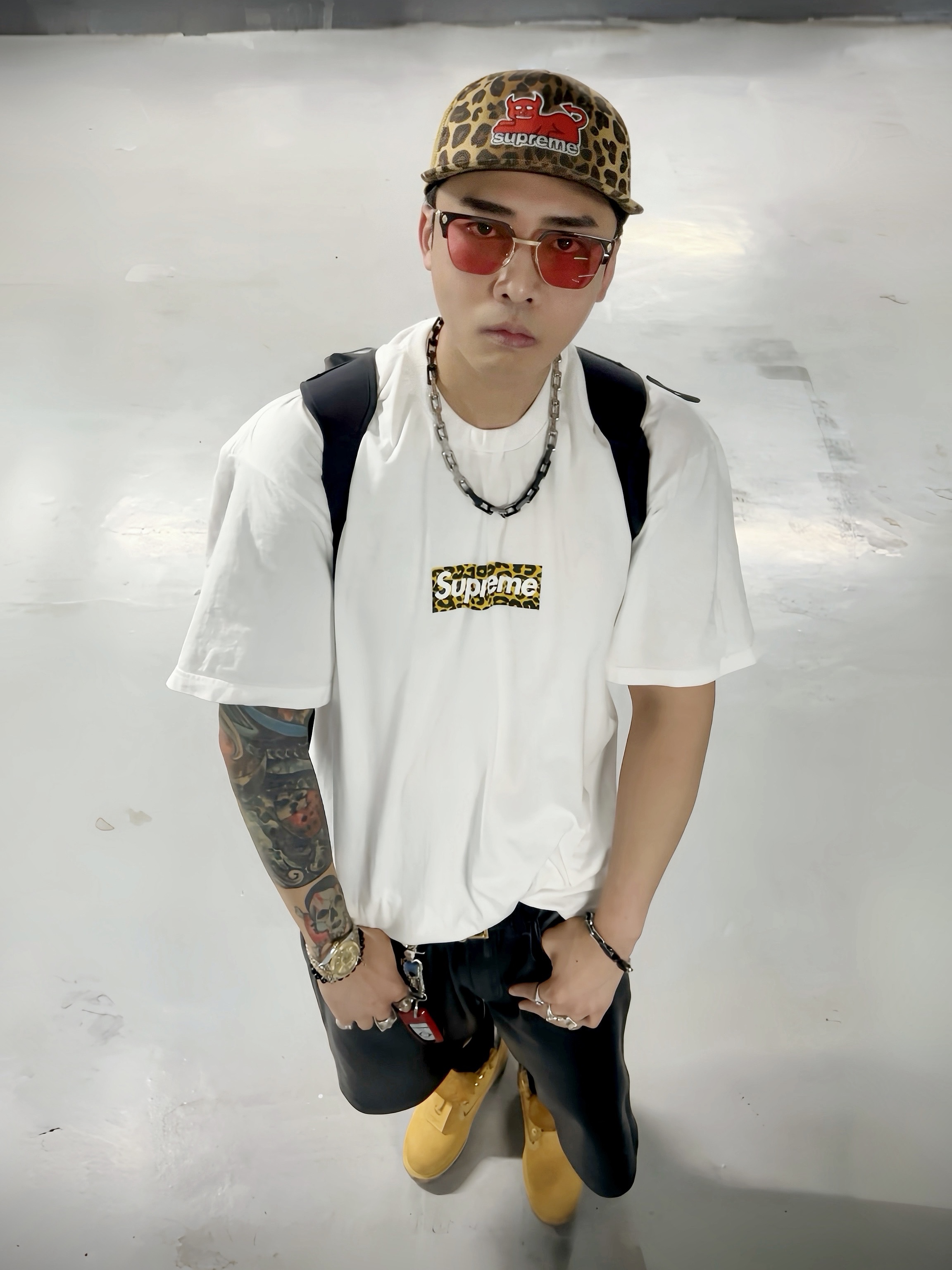 Supreme x SpongeBob Jeff Hamilton Mesh Back 6-Panel Black - 25SS, SANSI Yin Yang Snake T-Shirts Black 착용 스타일 - 3