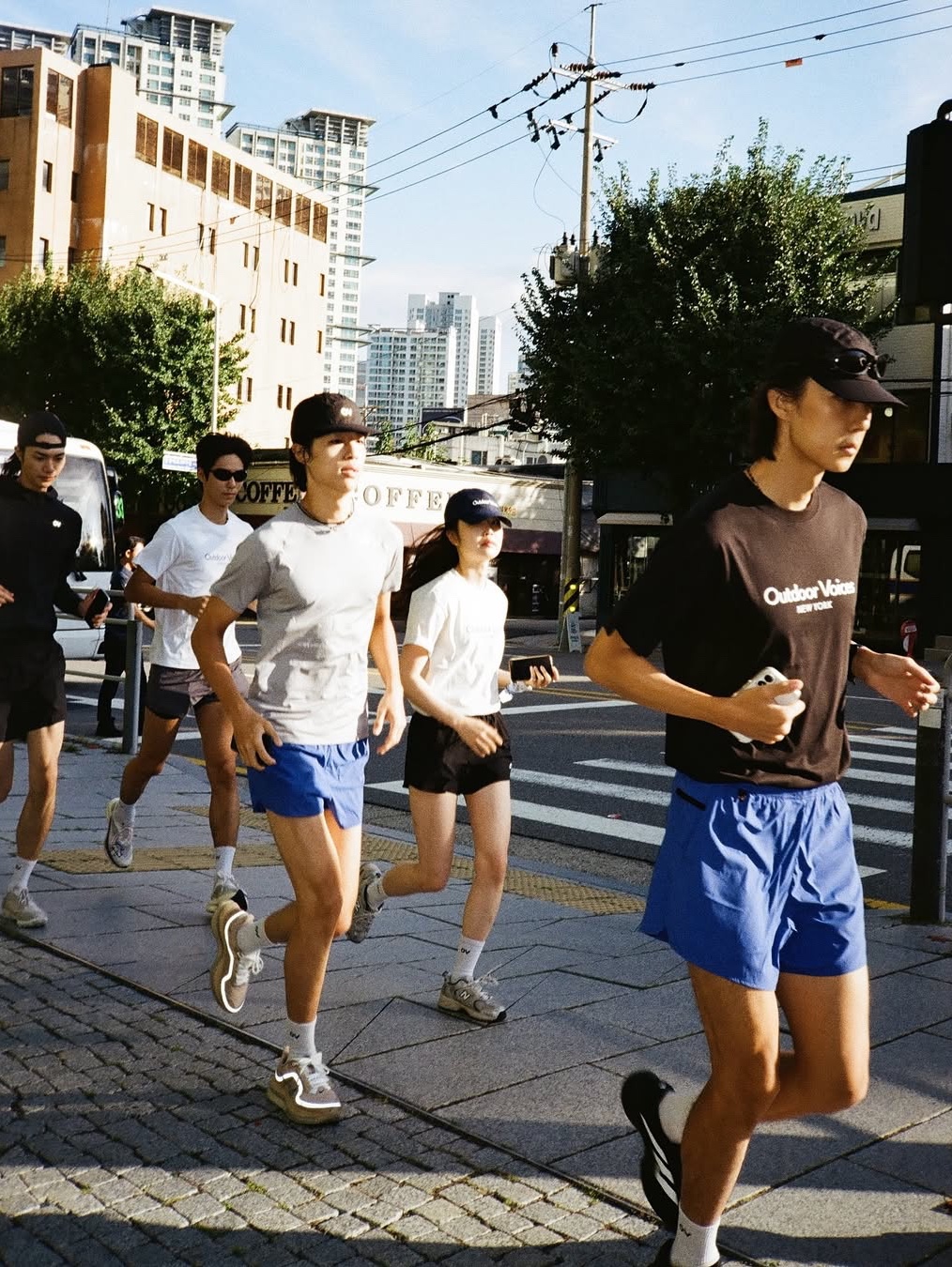 Outdoor Voices Aircorepro™ Classic Logo Ny Tee Black, Outdoor Voices Aircorepro™ Classic Logo Ny Tee White 착용 스타일 - 8