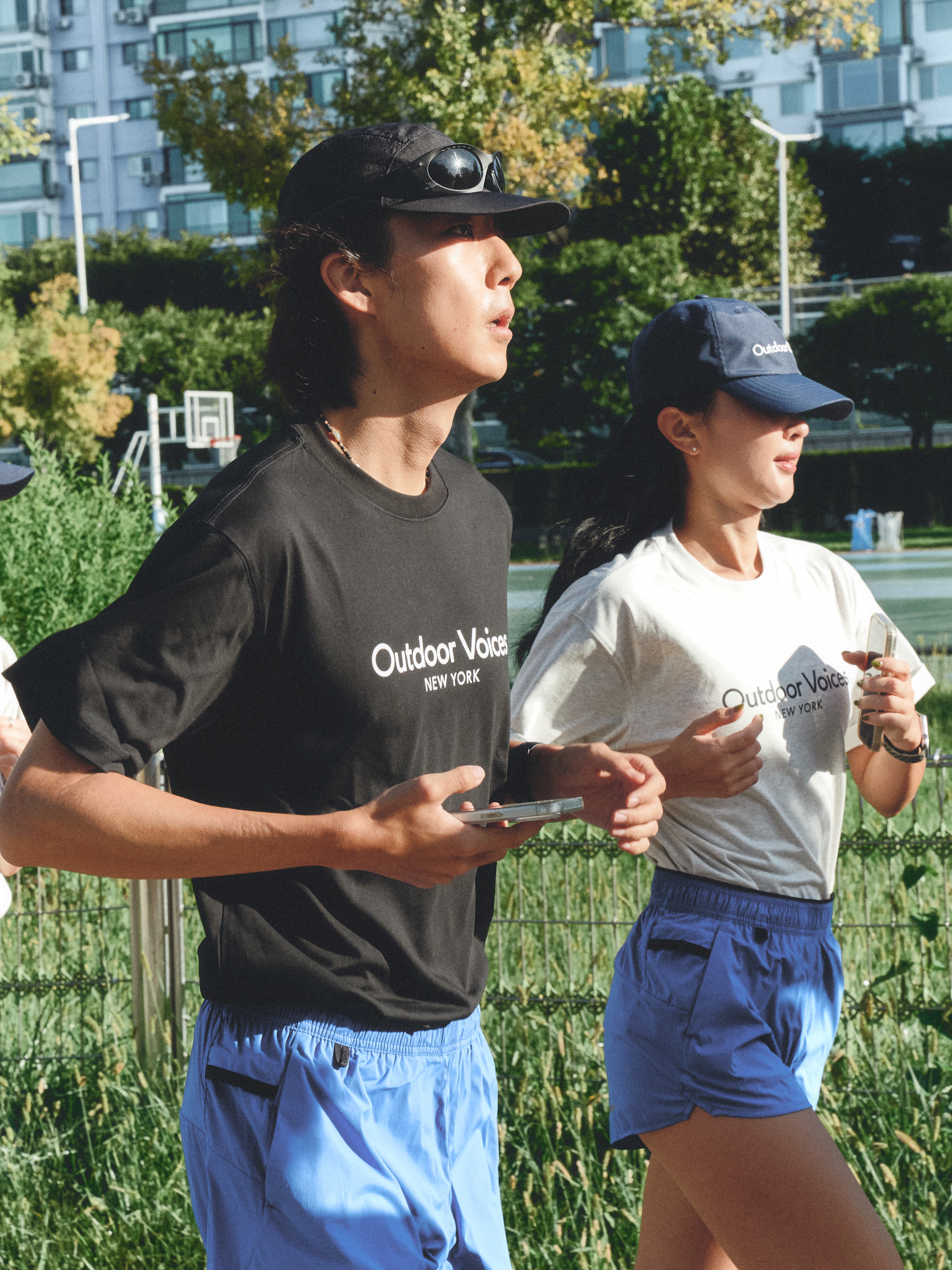 Outdoor Voices Aircorepro™ Classic Logo Ny Tee Black, Outdoor Voices Aircorepro™ Classic Logo Ny Tee White 착용 스타일 - 2
