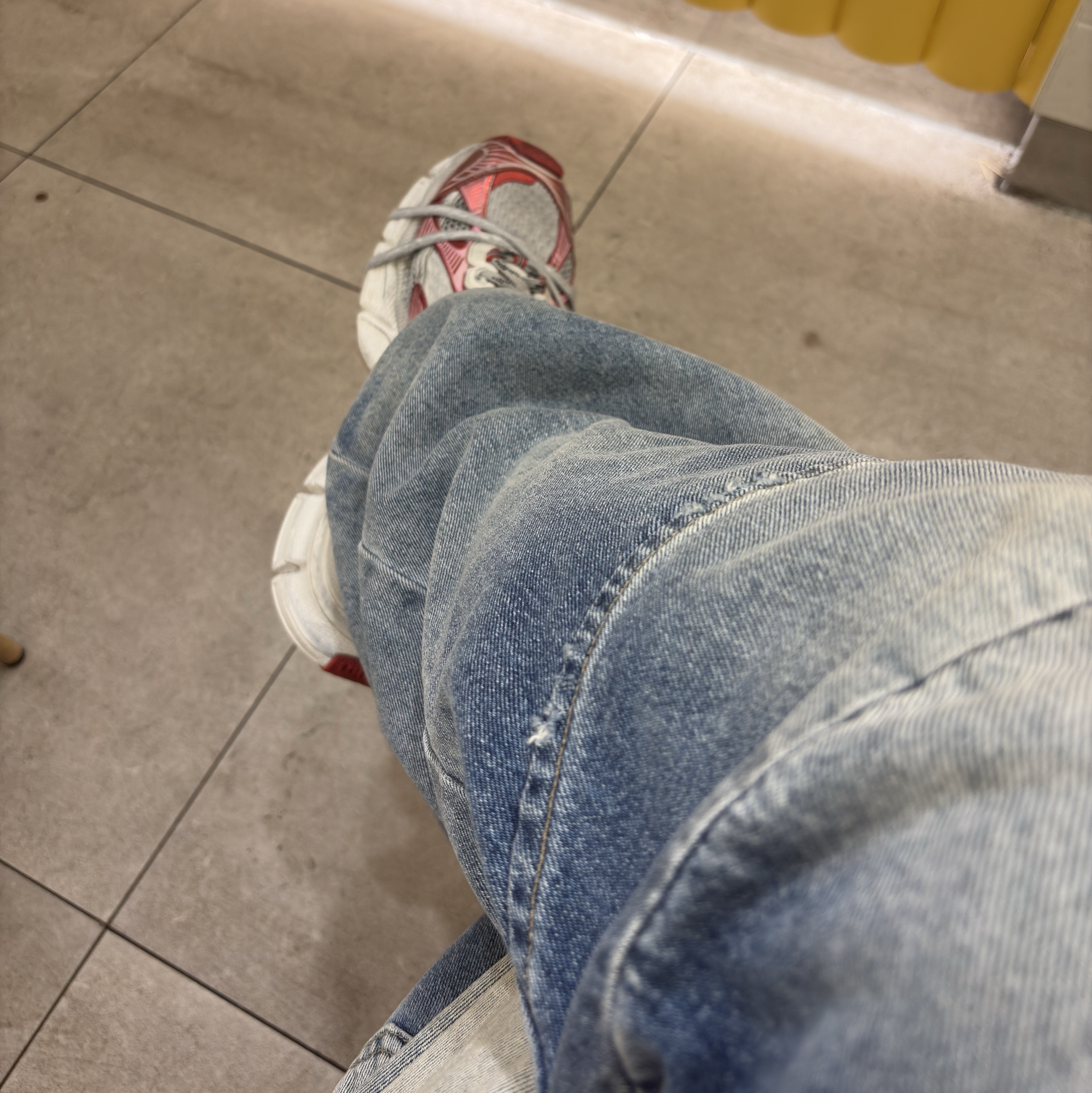 Balenciaga 3XL Sneakers White Red 착용 스타일