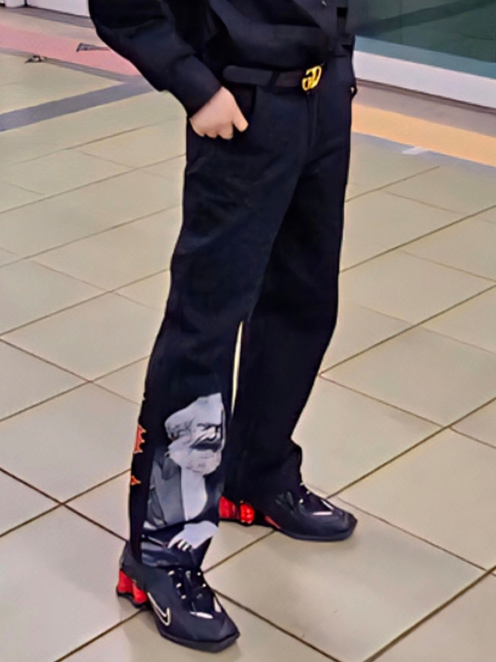 Nike x Martine Rose Shox MR4 Black, Traktat Left-side Graphic pants Black 착용 스타일