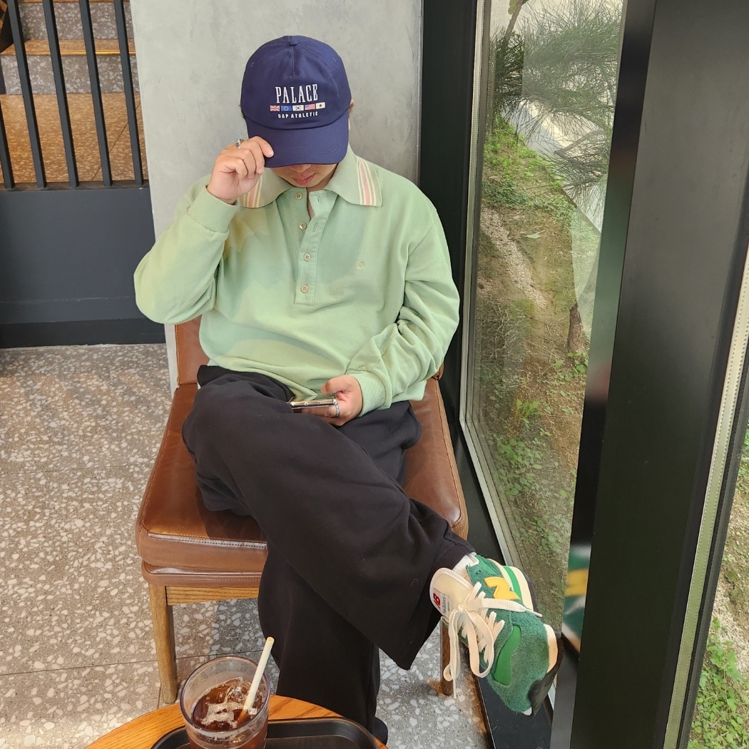 New Balance 990v1 Made in USA Green Gold, Palace x Gap Flag 6-Panel Navy - 24SS 착용 스타일