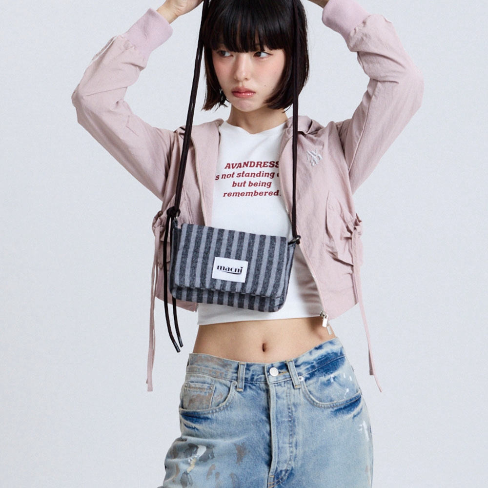 마크니 스트라이프 스트링 크로스백 차콜(MACNI Stripe String Cross Bag Charcoal) - 3