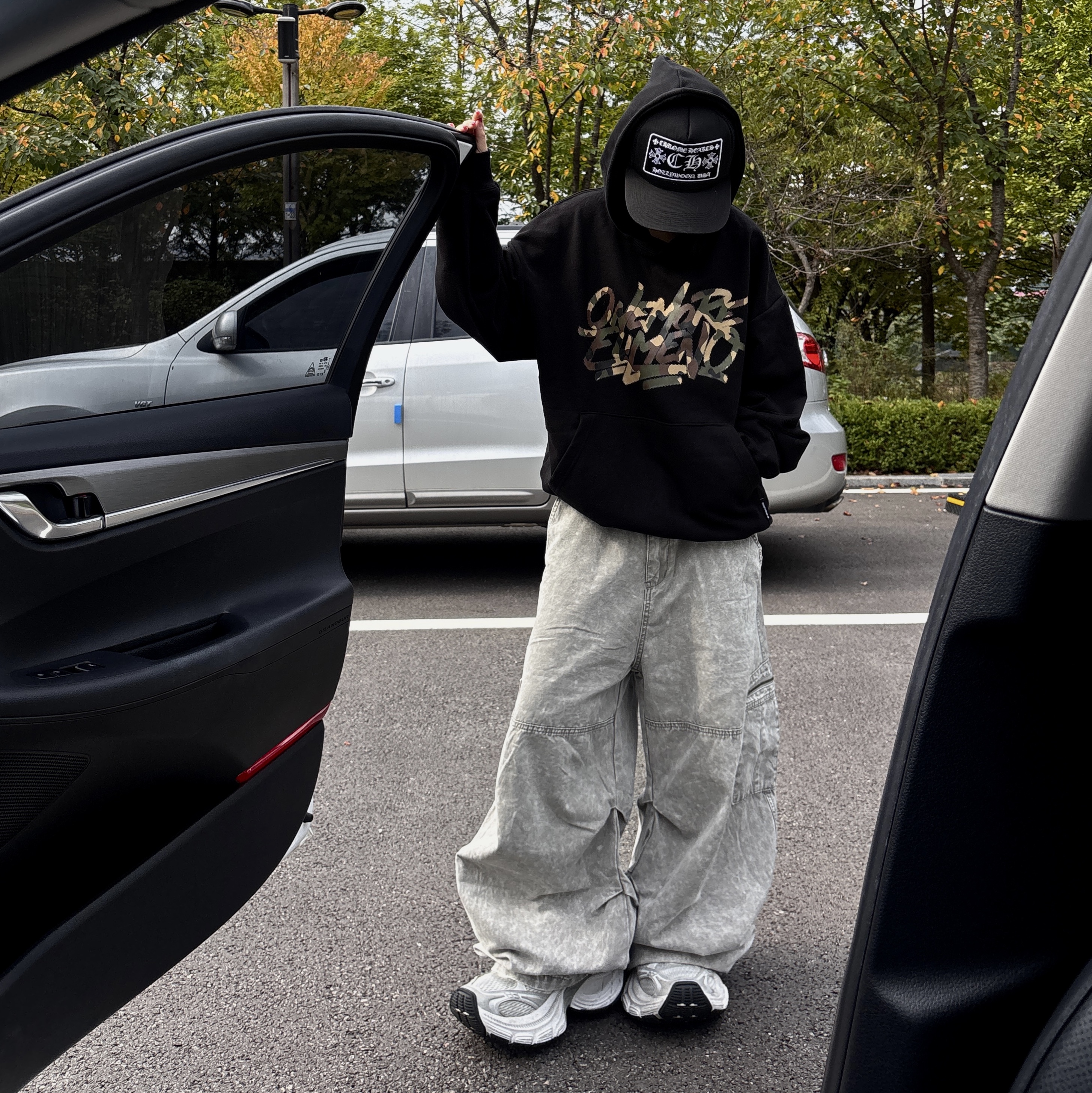 Balenciaga 10XL Sneakers White Grey Silver Black 착용 스타일 - 2