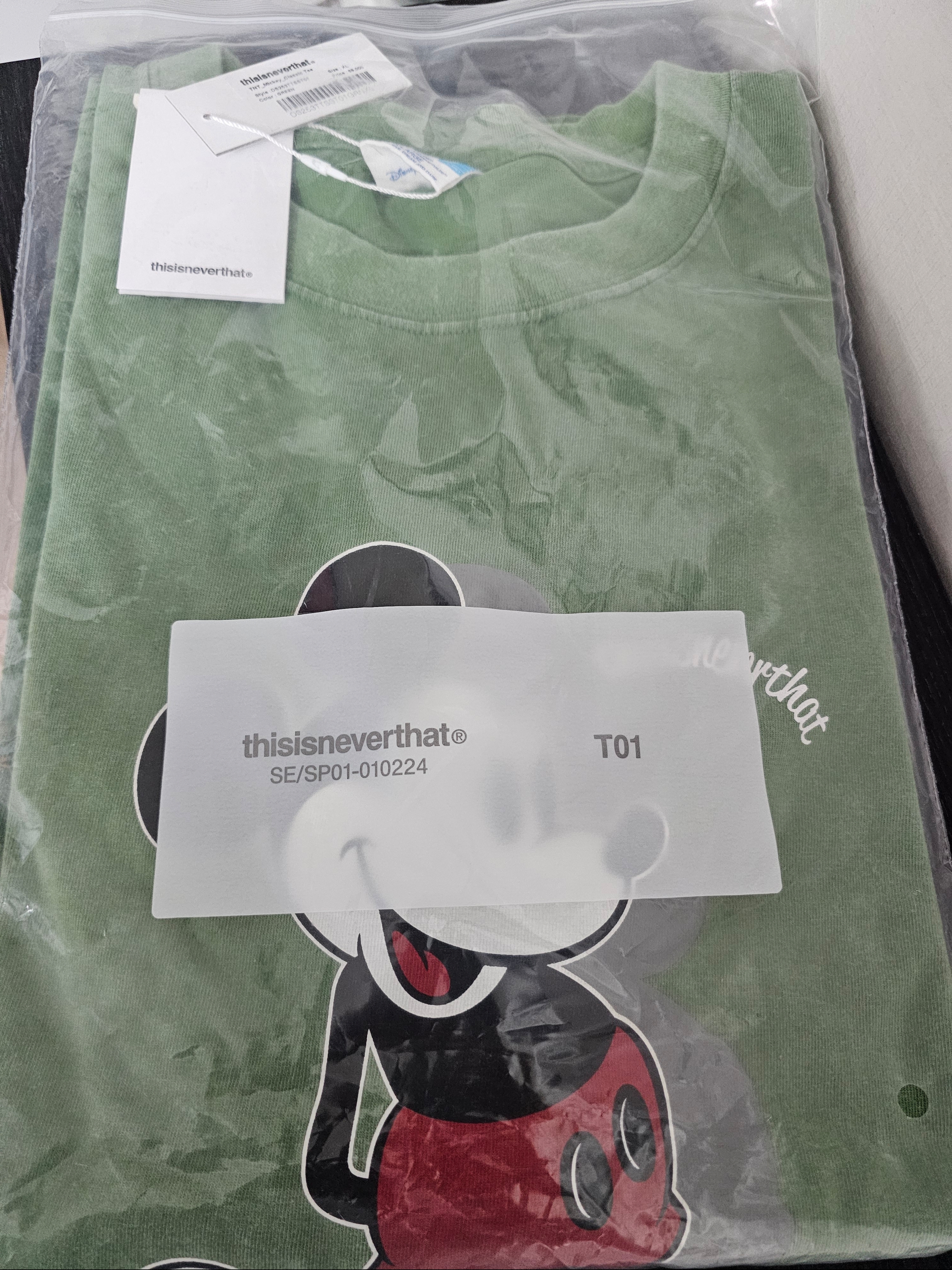 Thisisneverthat x Disney Mickey Classic T-Shirt Green 착용 스타일
