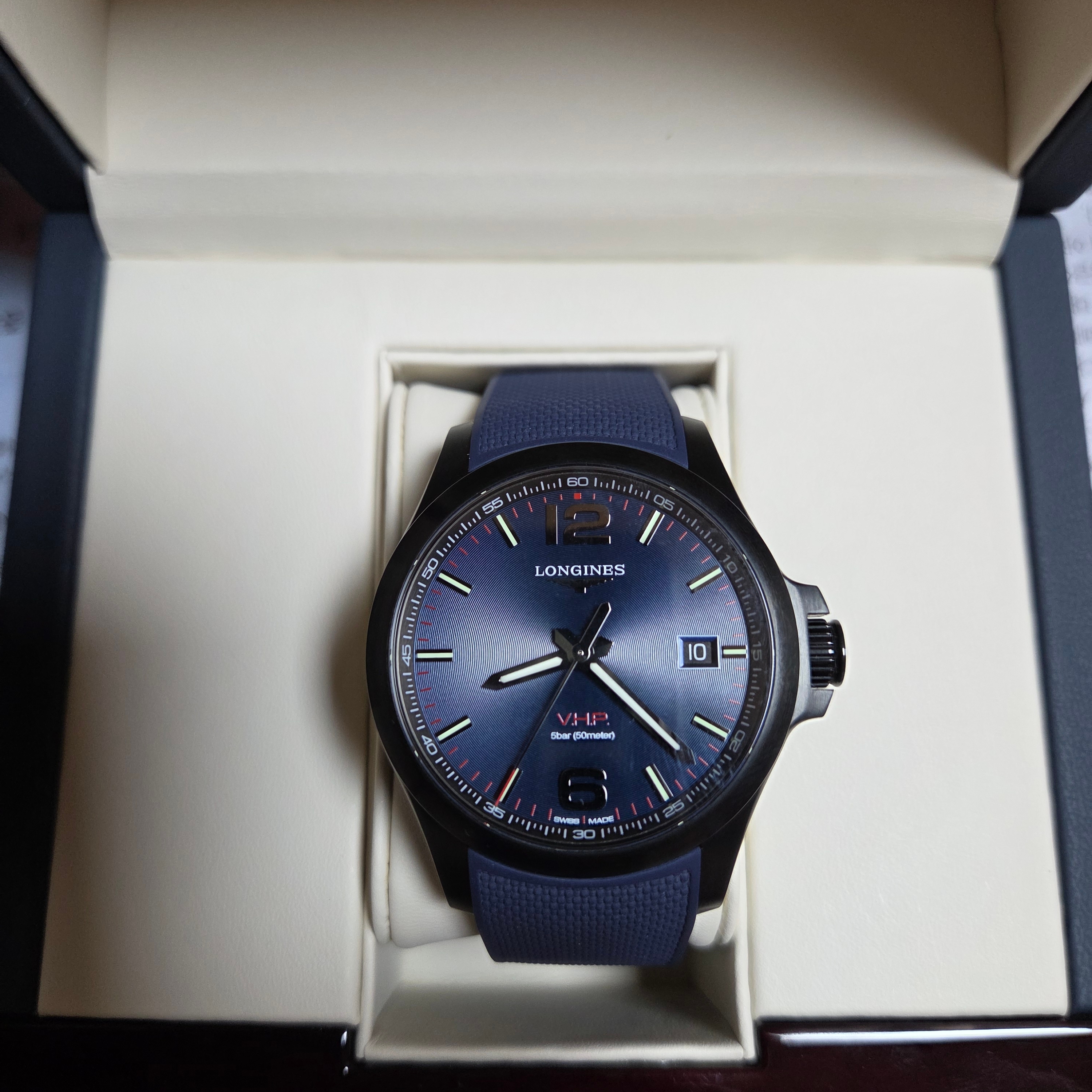 Longines Conquest V.H.P. Quartz 41mm Stainless Steel Blue 착용 스타일 - 1