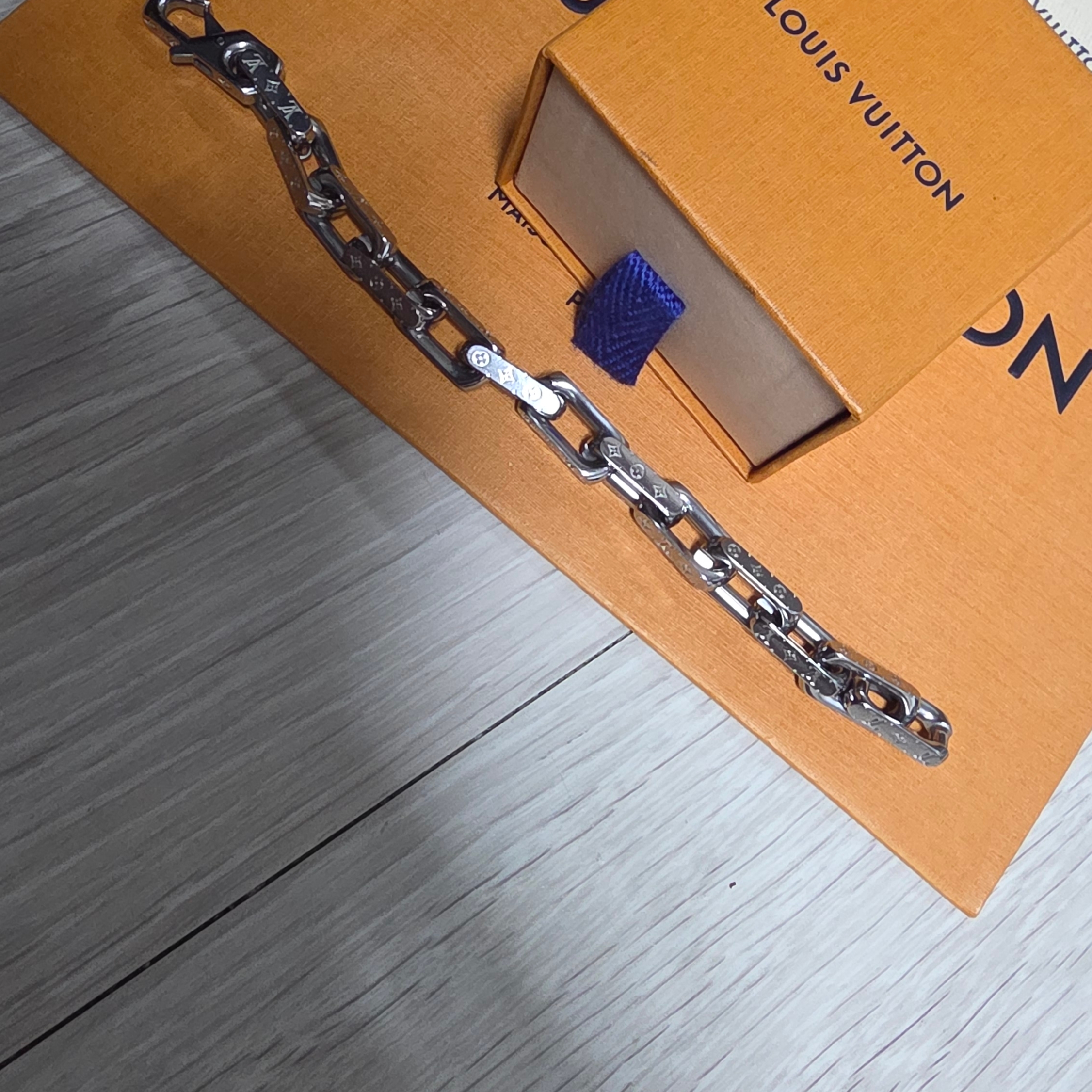 Louis Vuitton Monogram Chain Bracelet Silver 착용 스타일 - 2