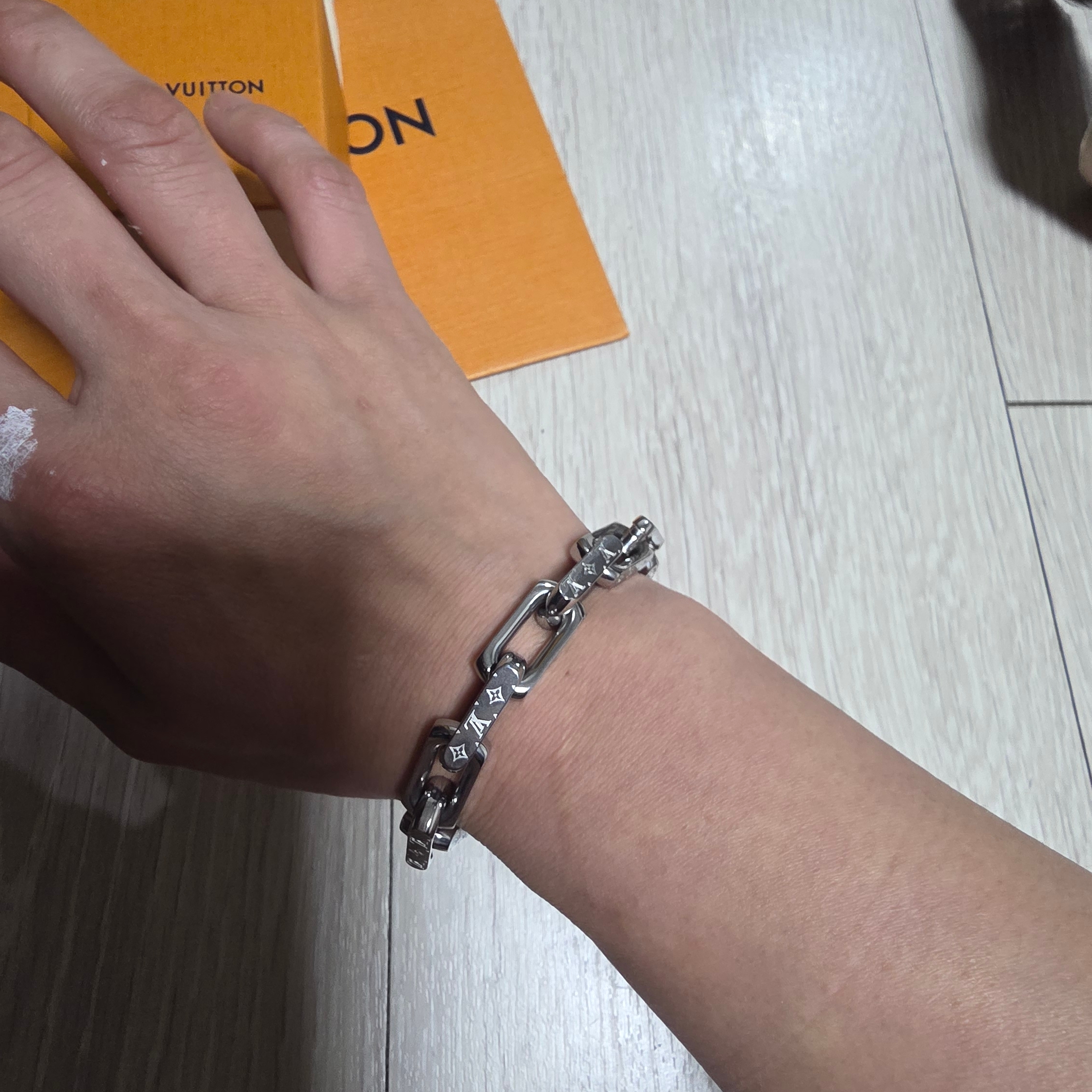 Louis Vuitton Monogram Chain Bracelet Silver 착용 스타일 - 3
