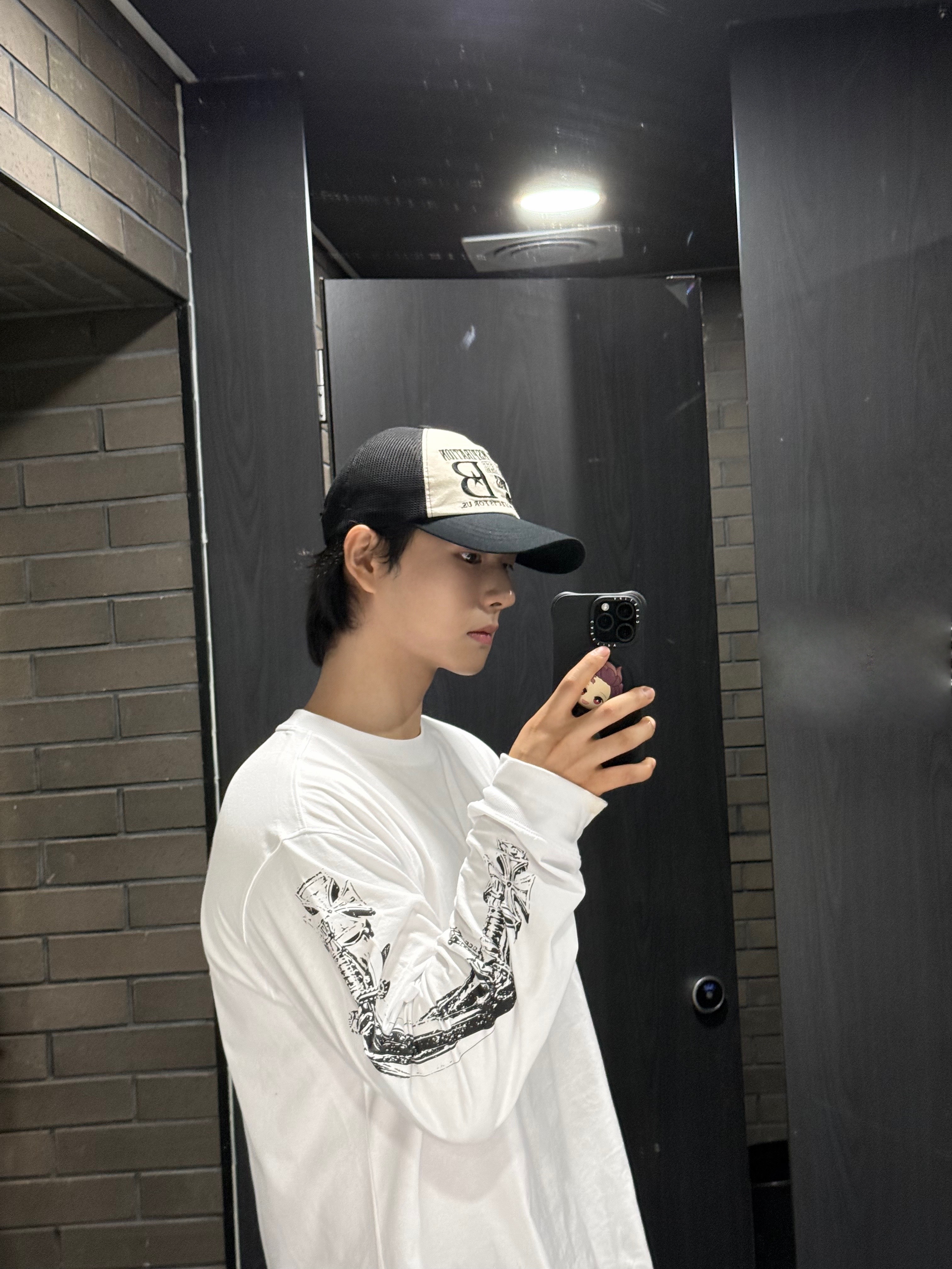 ETCE Cross Sword LS Tee White 착용 스타일 - 2