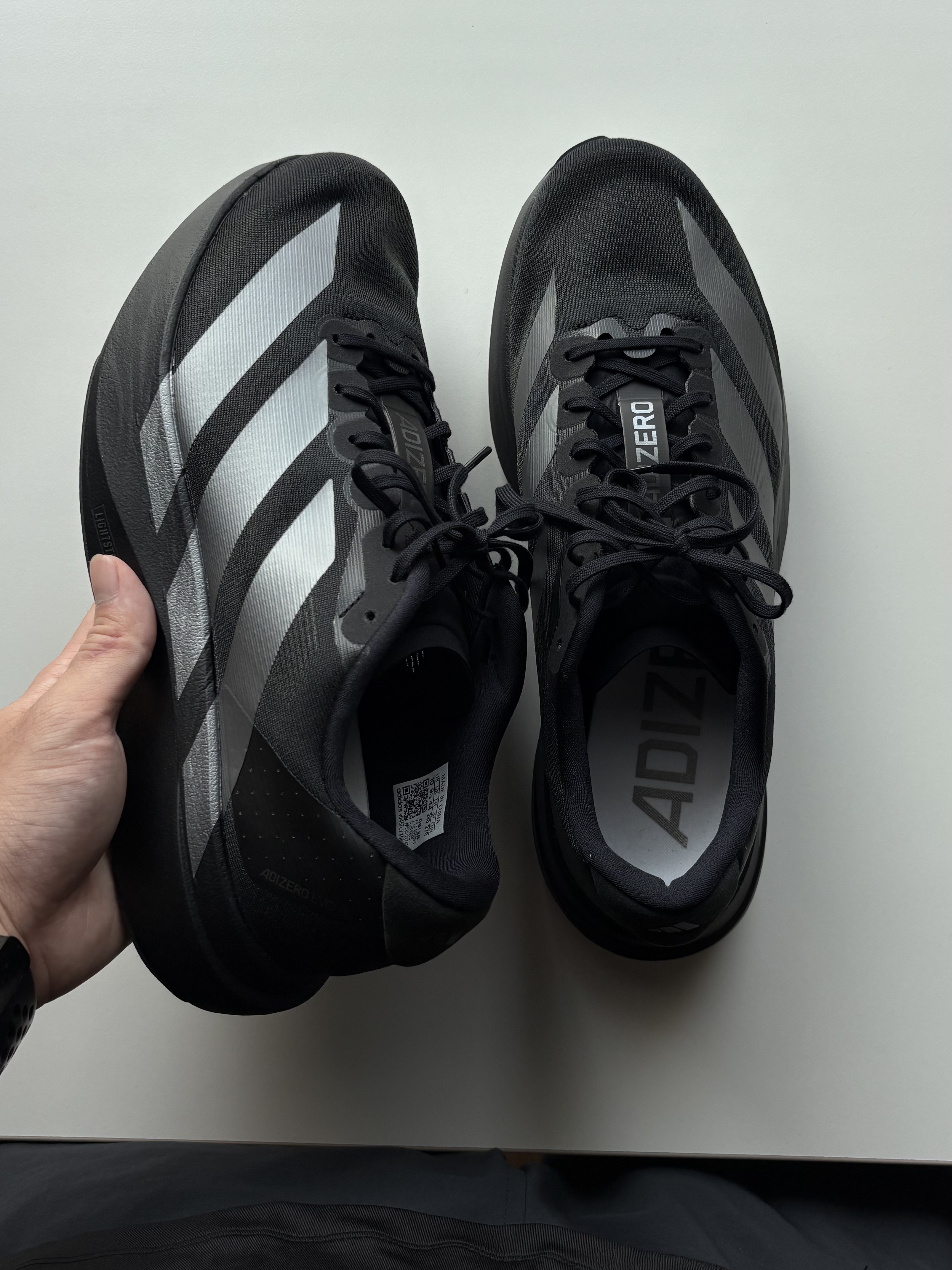 Adidas Adizero EVO SL Core Black Iron Metallic 착용 스타일 - 3