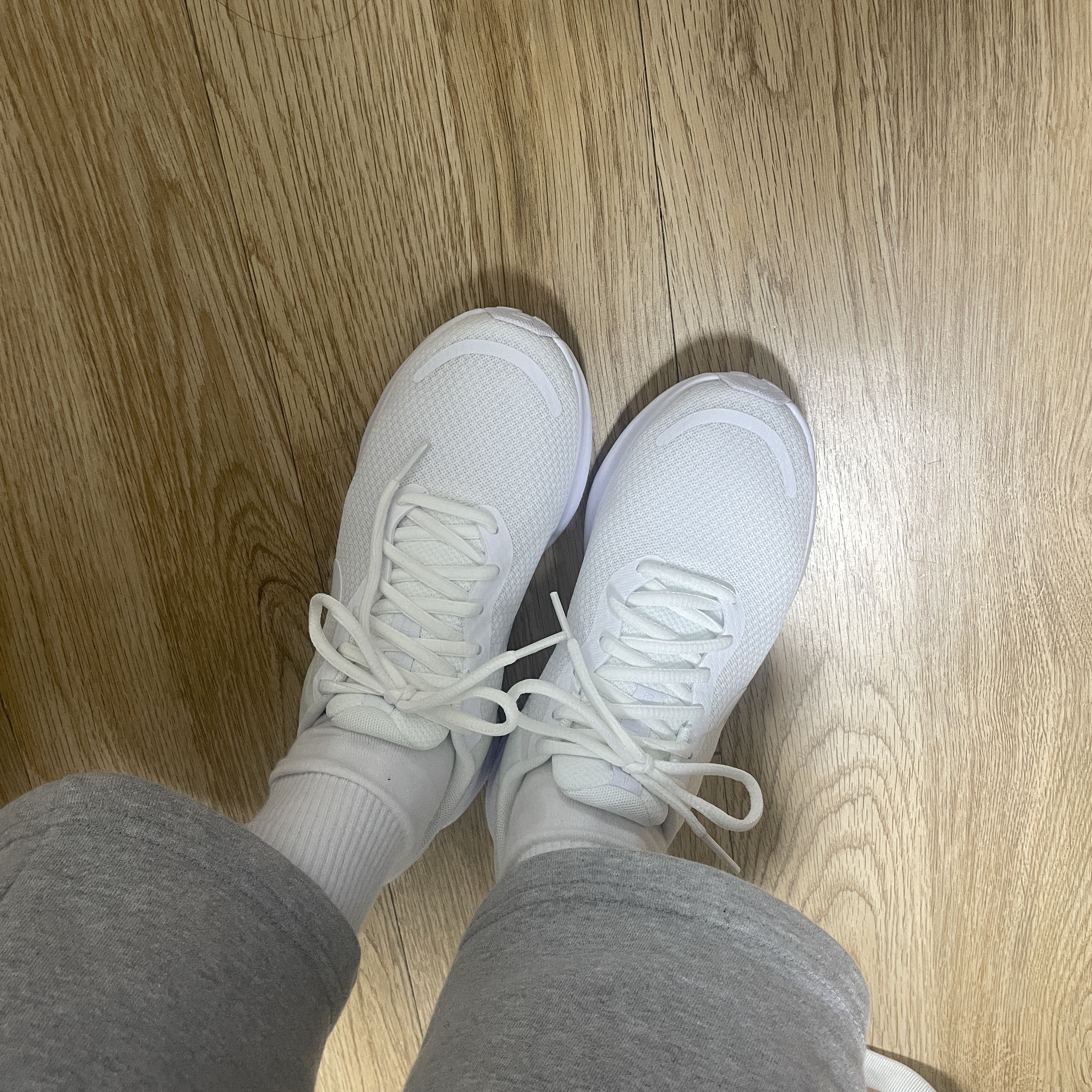 (W) Nike Revolution 7 White 착용 스타일 - 1