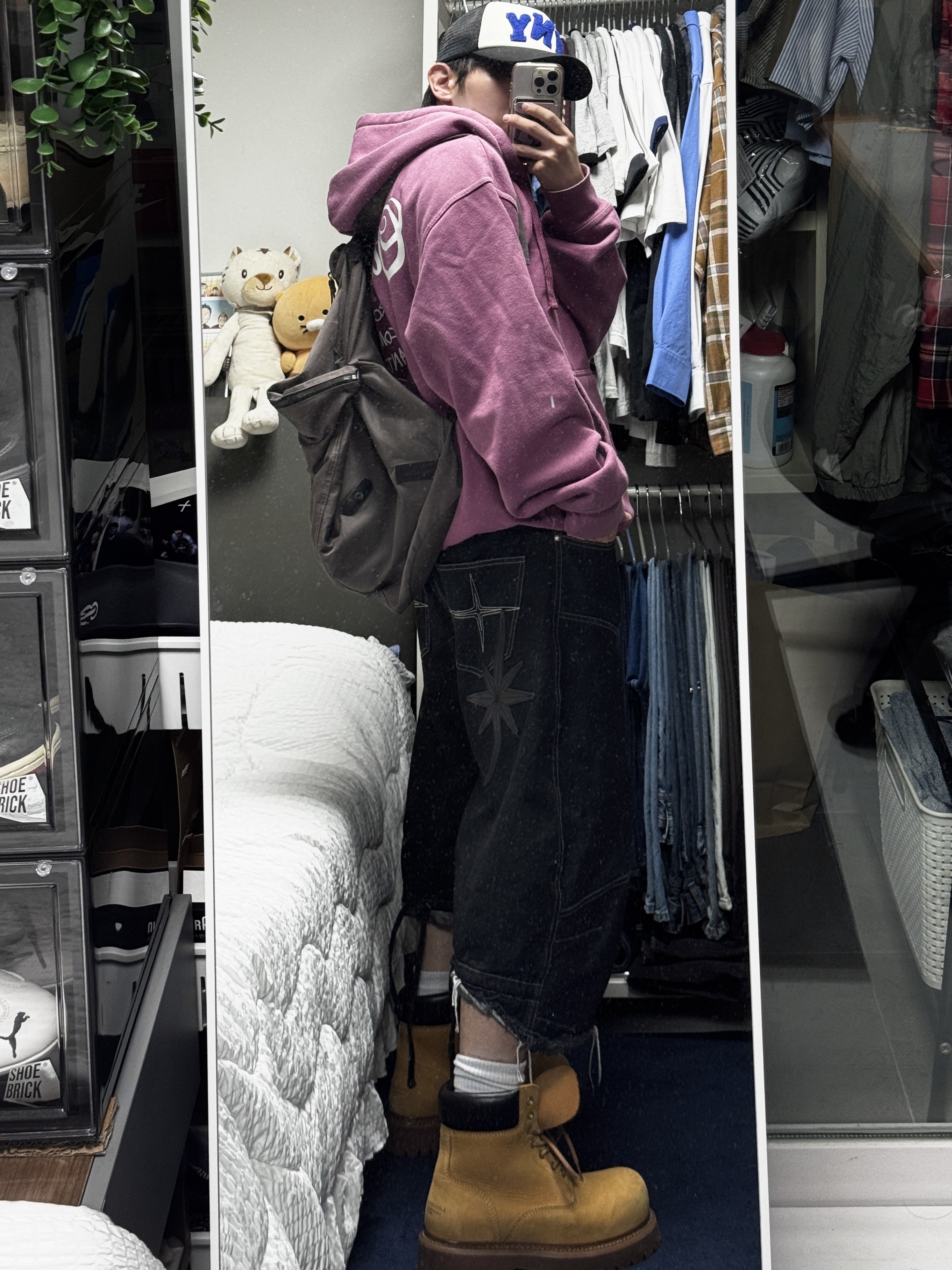 Stussy World Tour Zip Hoodie Berry 2024, Honey Scoop House HNY Logo Trucker Cap Black 착용 스타일 - 3