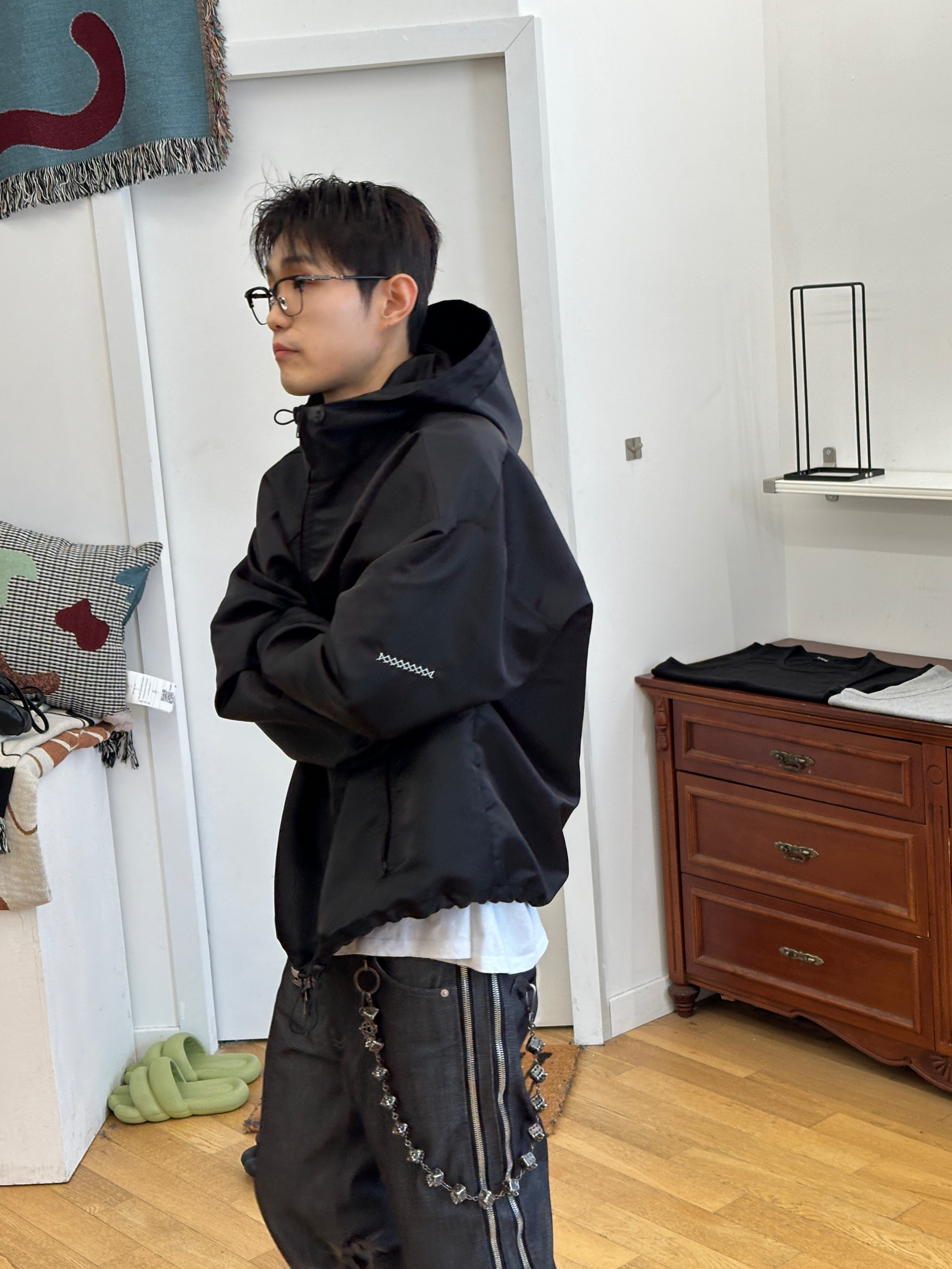 Junne J41 Shoulder Windbreaker Jacket Black, Junne J46 Fleece Zip-up Jacket Grey 착용 스타일 - 4