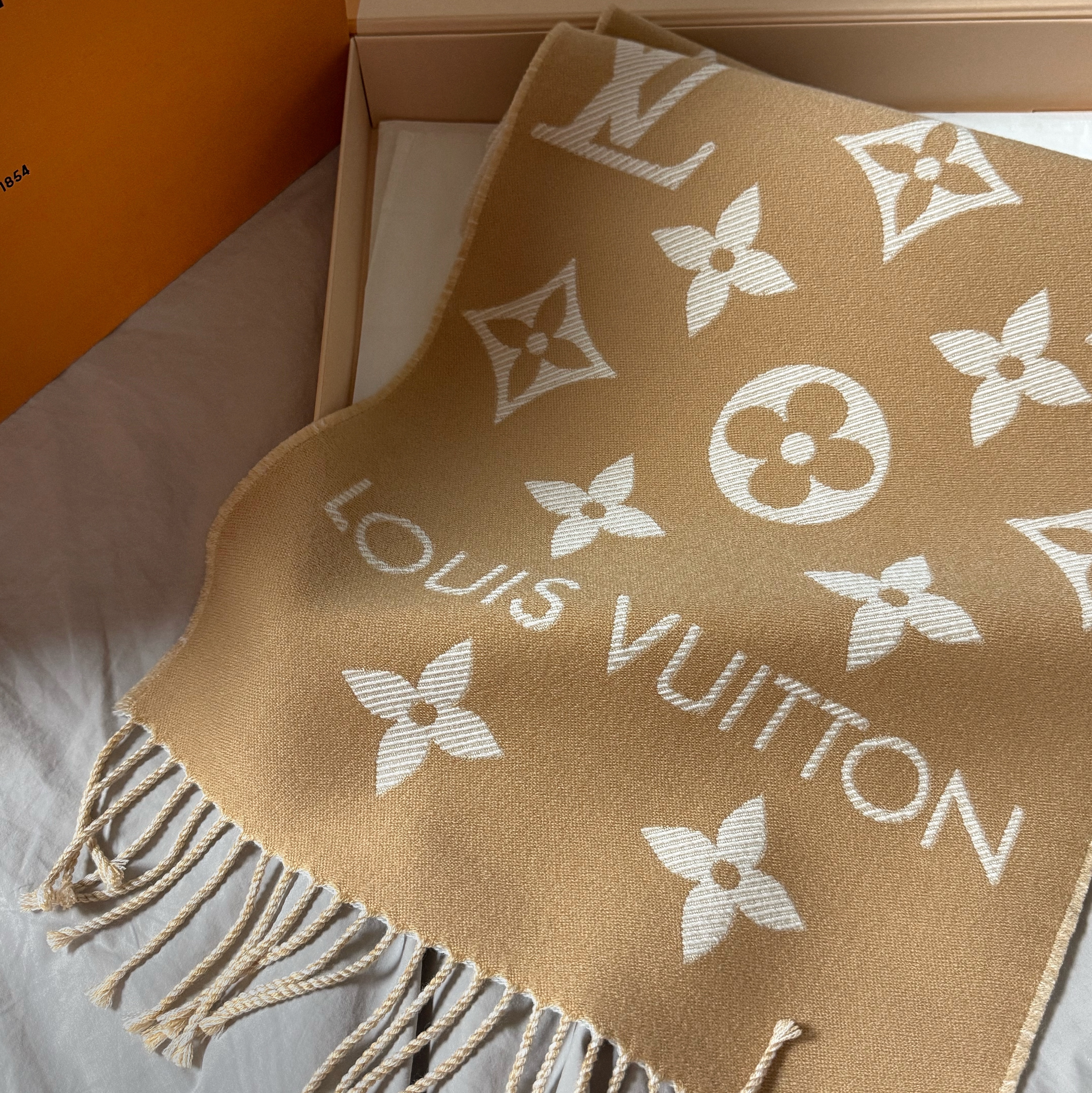 Louis Vuitton Simply Essential Muffler Beige 착용 스타일