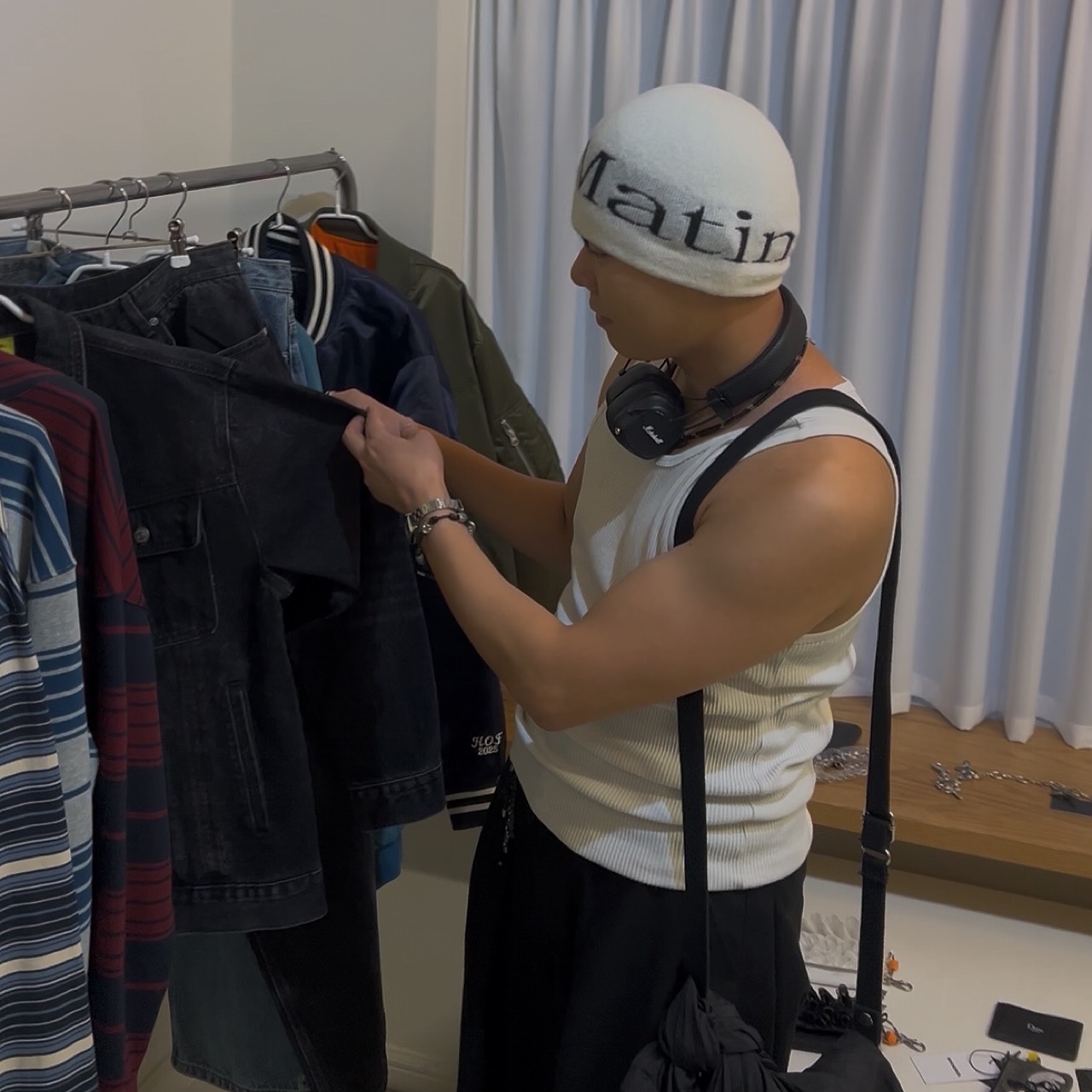 Matin Kim Logo Jacquard Short Beanie White 착용 스타일