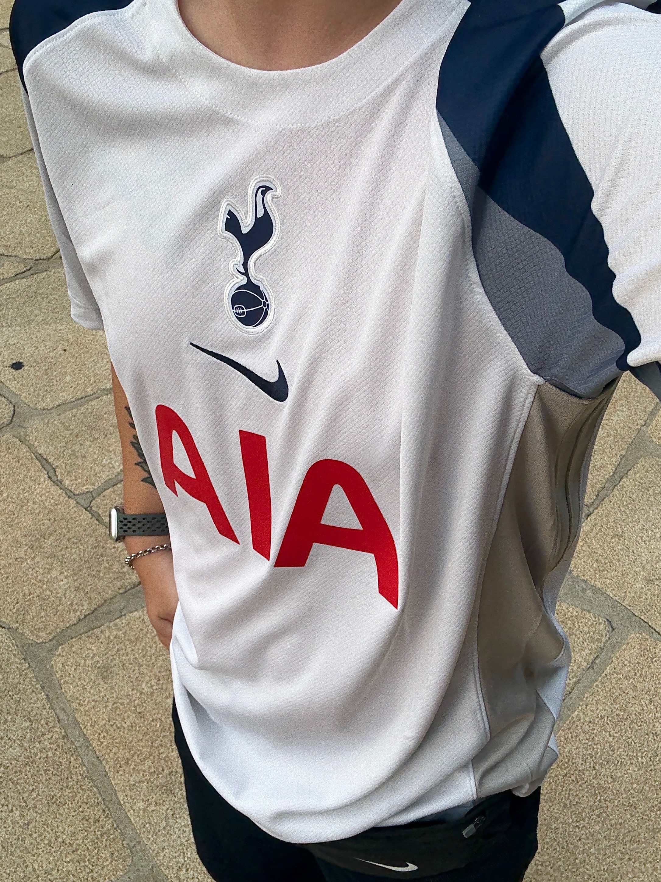 Nike Tottenham Hotspur 2025/26 Stadium Home Dri-Fit Football Replica Jersey White Light Iron Ore (Non Marking Ver.), Nike Shox R4 PRM Light Iron Ore and Phantom 착용 스타일 - 1