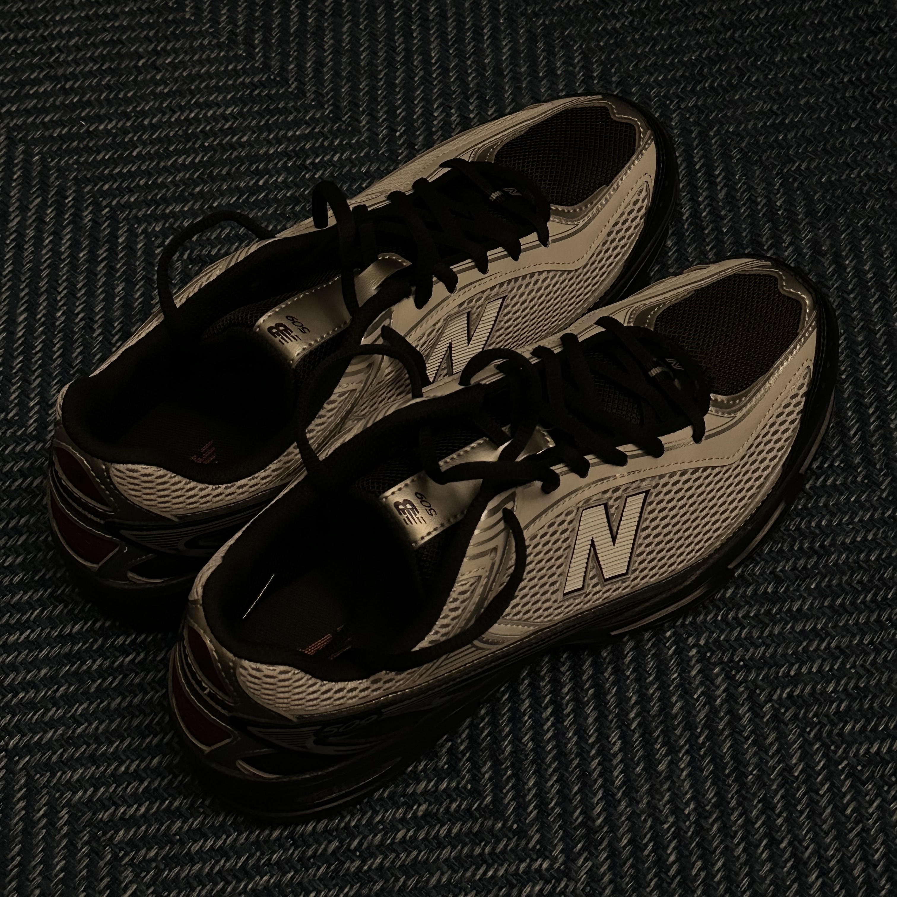 New Balance 509 Black Gray 착용 스타일